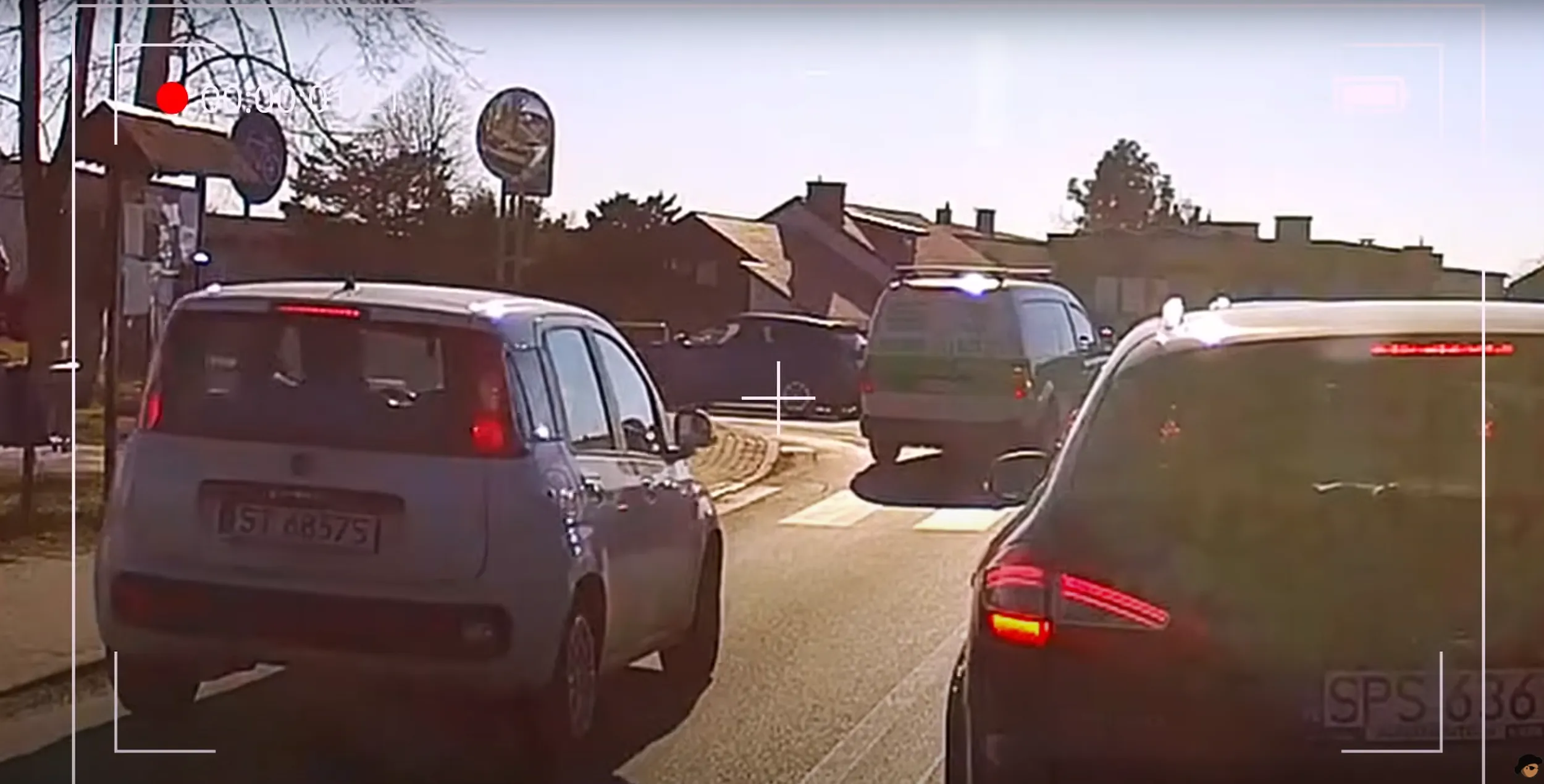 podczłowiek jeździ sobie pod prąd i to wprost na zakorkowane skrzyżowanie