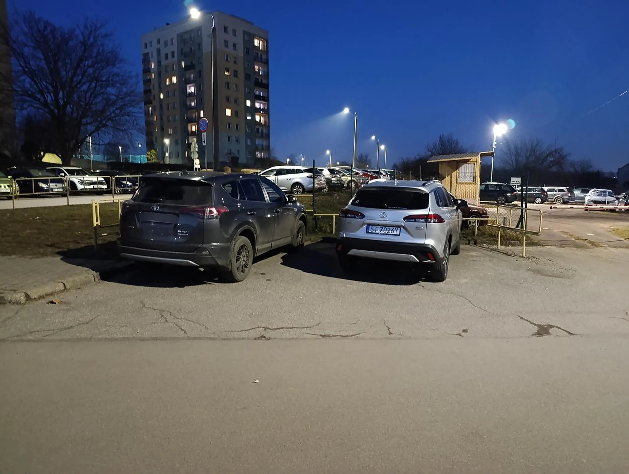 Bez złośliwości, na przyszłość proszę parkować prosto. Mieszczą się tam trzy auta. Wokół mało miejsc, więc warto pomyśleć też o innych.