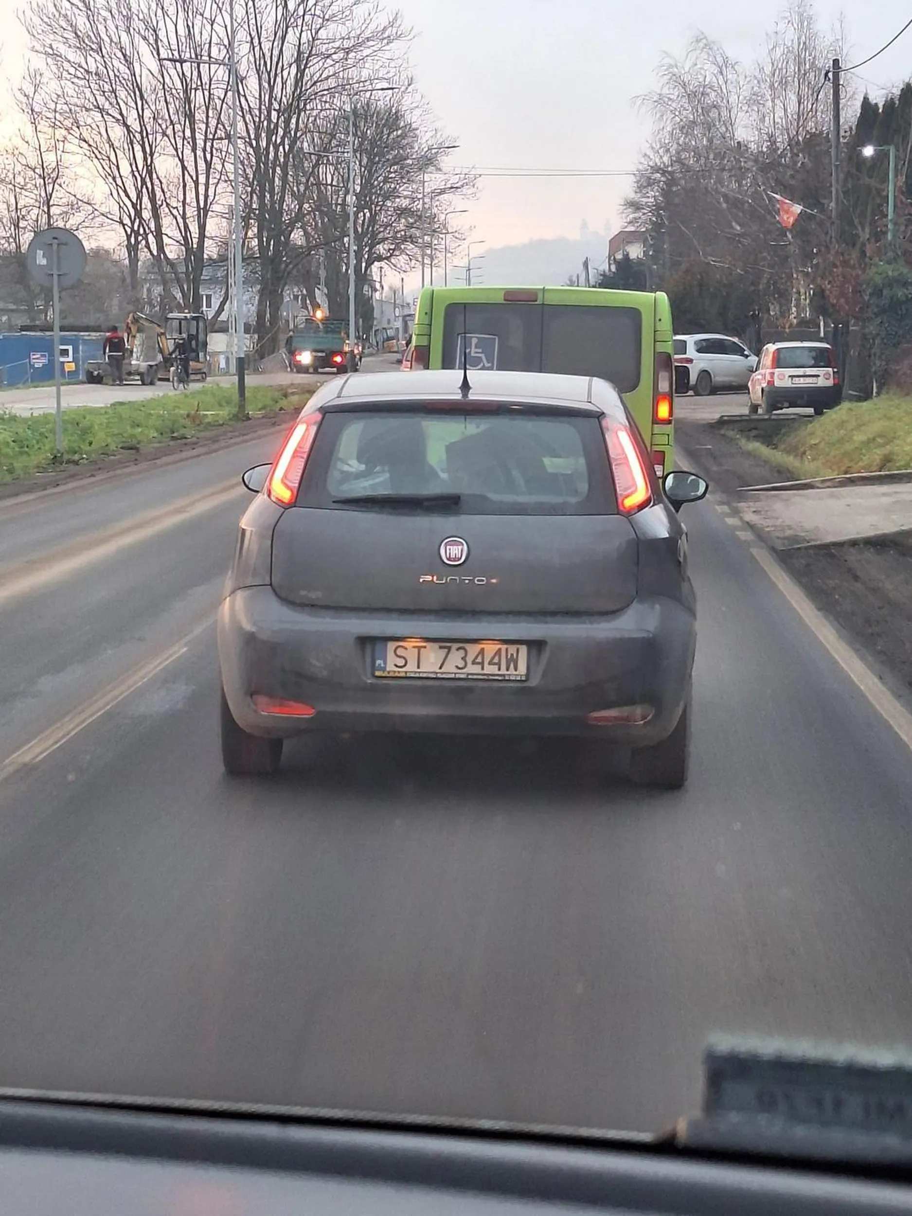 Niedowartościowane babsko które nawet nie wie że ma obowiązek wpuścić na suwak po czym jak za nią wjechałem to przychamowała żeby w nią uderzyć i coś tam wymachiwała coś łapami wróć się na egzamin bo to nawet nie jest śmieszne