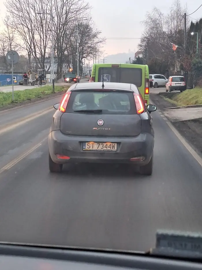 Niedowartościowane babsko które nawet nie wie że ma obowiązek wpuścić na suwak po czym jak za nią wjechałem to przychamowała żeby w nią uderzyć i coś tam wymachiwała coś łapami wróć się na egzamin bo to nawet nie jest śmieszne