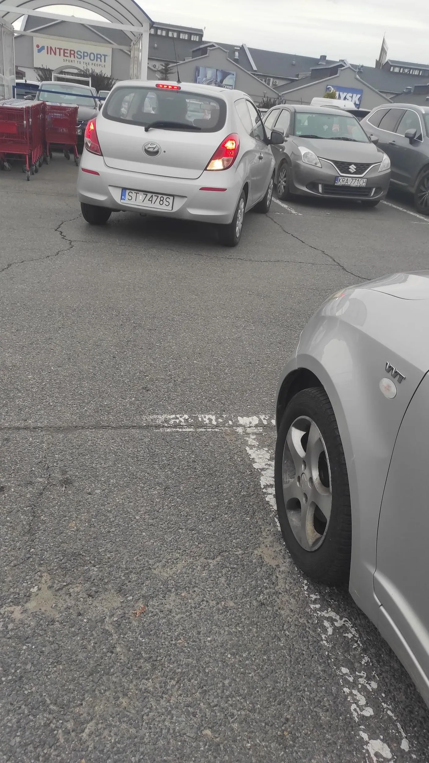 Kierująca Hyundaiem wjechała w Suzuki na parkingu pod bonarką po czym uciekła nie polecam