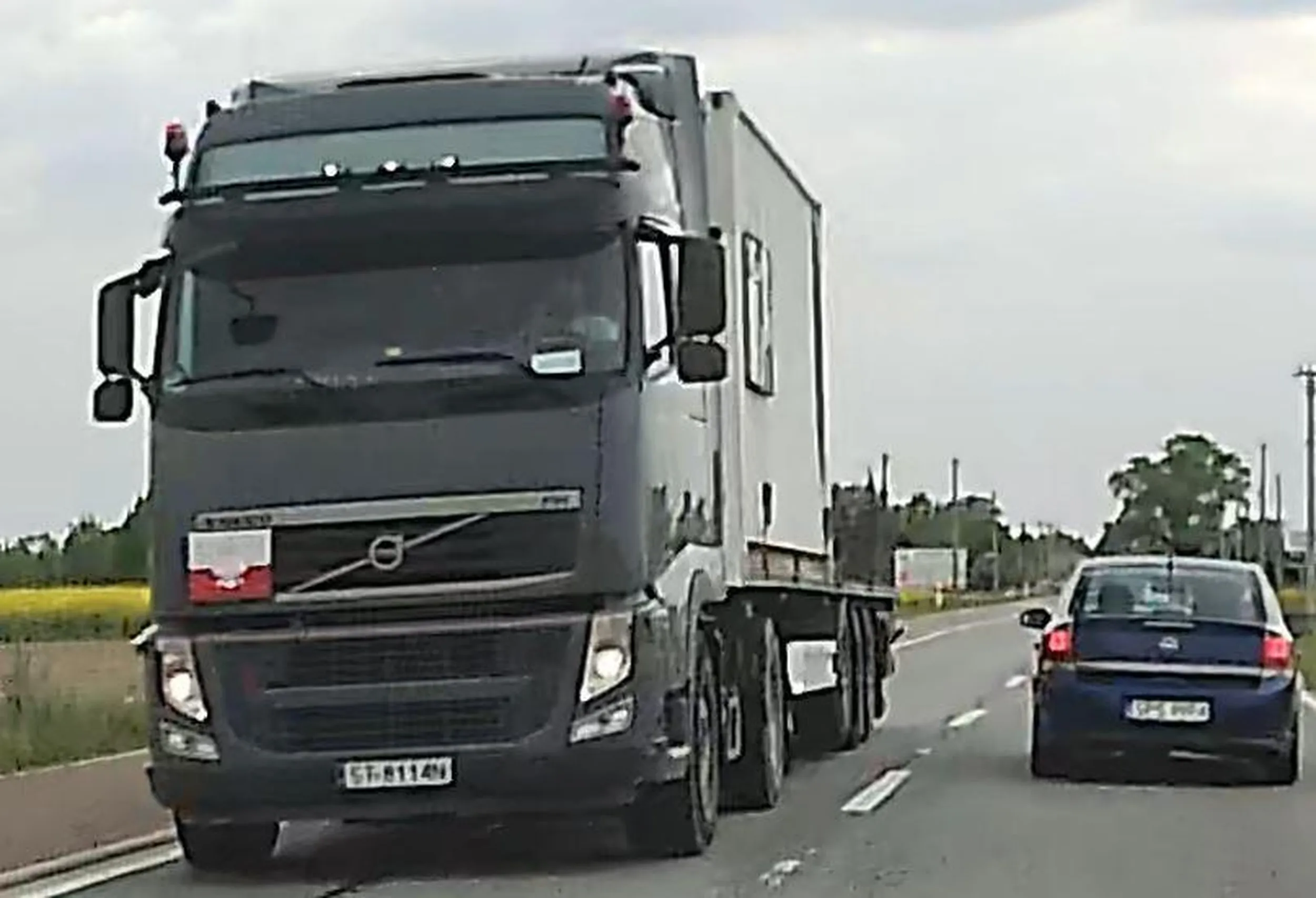 kierowcy tira rozmawiającego przez telefon nikt nie widzi. rozejść się