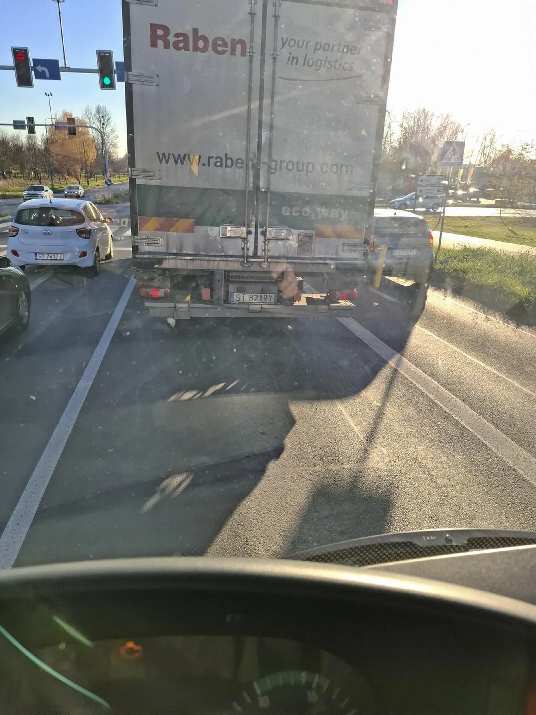Chłop blokuje bus pas i ma wywalone czy trąbie czy nie