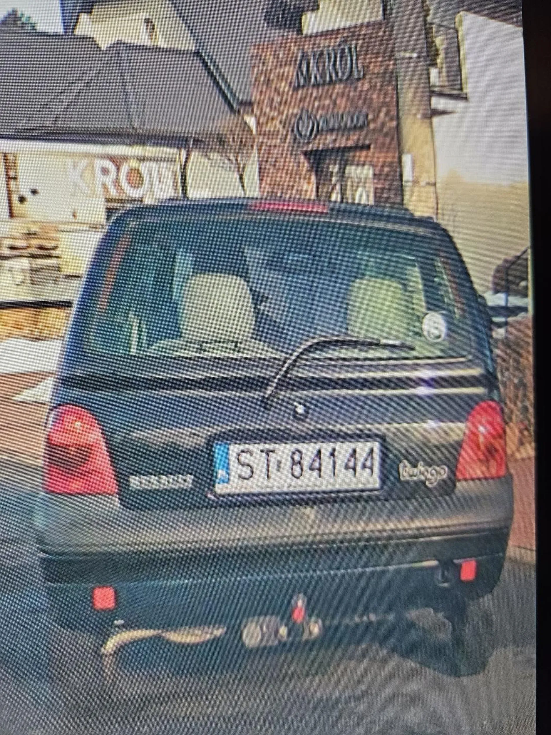 Słuchaj dziadku, czas oddać prawo jazdy, bo nie dość że wymusiłeś pierwszeństwo to jeszcze na mnie trąbiłeś i palcem groziłeś za to że Cię wyminąłem żeby uniknąć kolizji? Następnym razem tego nie zrobię i zobaczymy czy nadal będziesz grozić palcem jak policja Ci da 1500 zł mandatu.