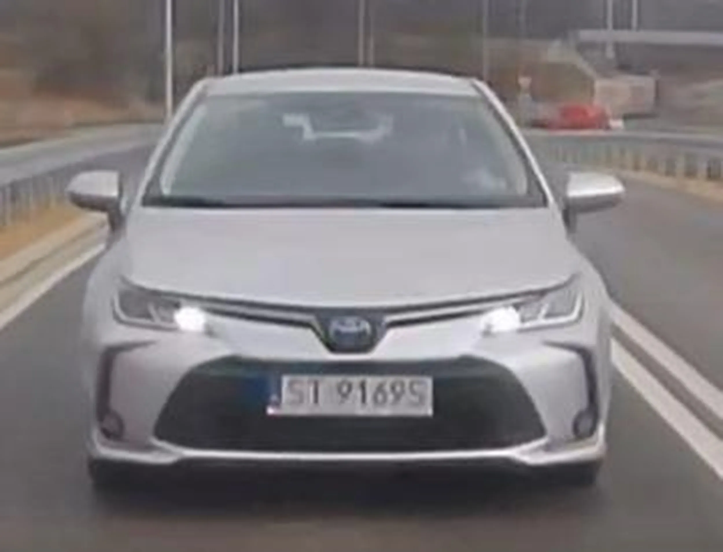 tak- Pan jedzie i cały czas trzyma telefon komórkowy w lewej ręce