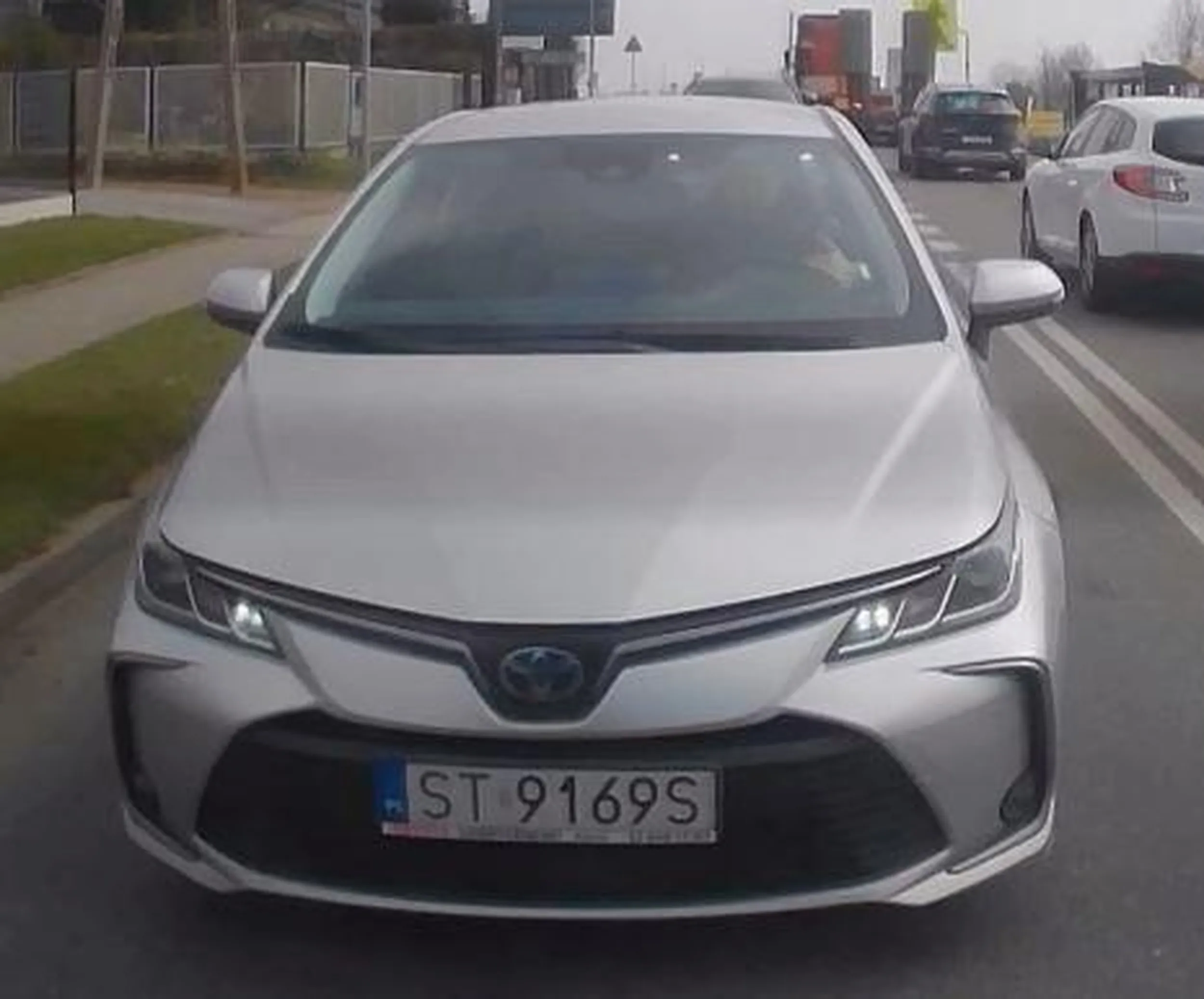 tak- Pan jedzie i cały czas trzyma telefon komórkowy w lewej ręce