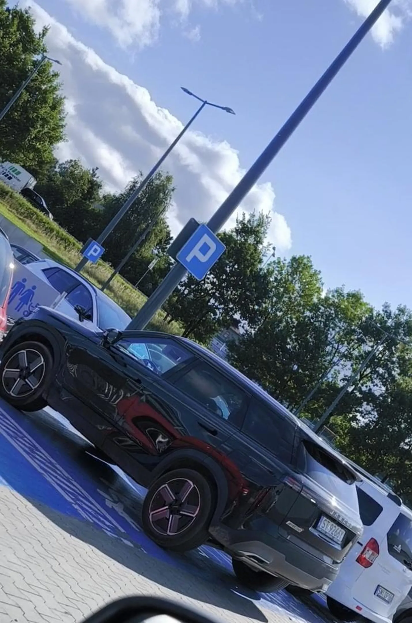 Proszę niech samotna Pani następnym razem przemyśli dla kogo jest przeznaczone to miejsce parkingowe.