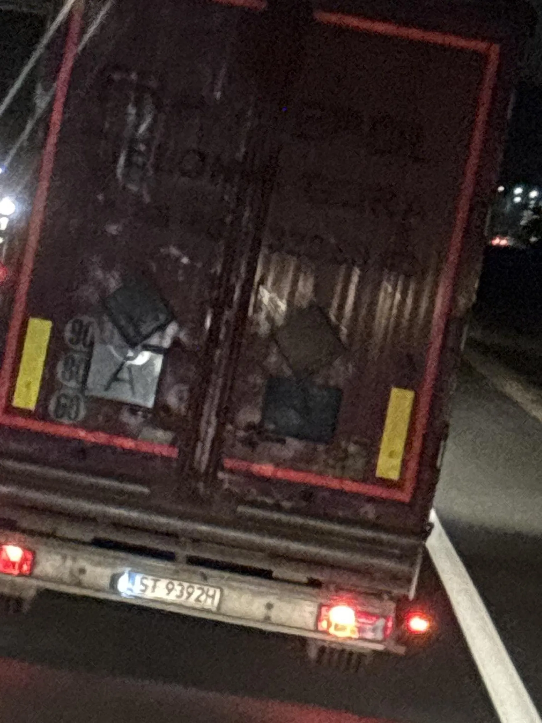 Brudny Kondon z ciężarówki na parkingach przy a4 proponuję gałe za kilka dyszek na fajki Uwaga gryzie i wadzi zębami nie polecam