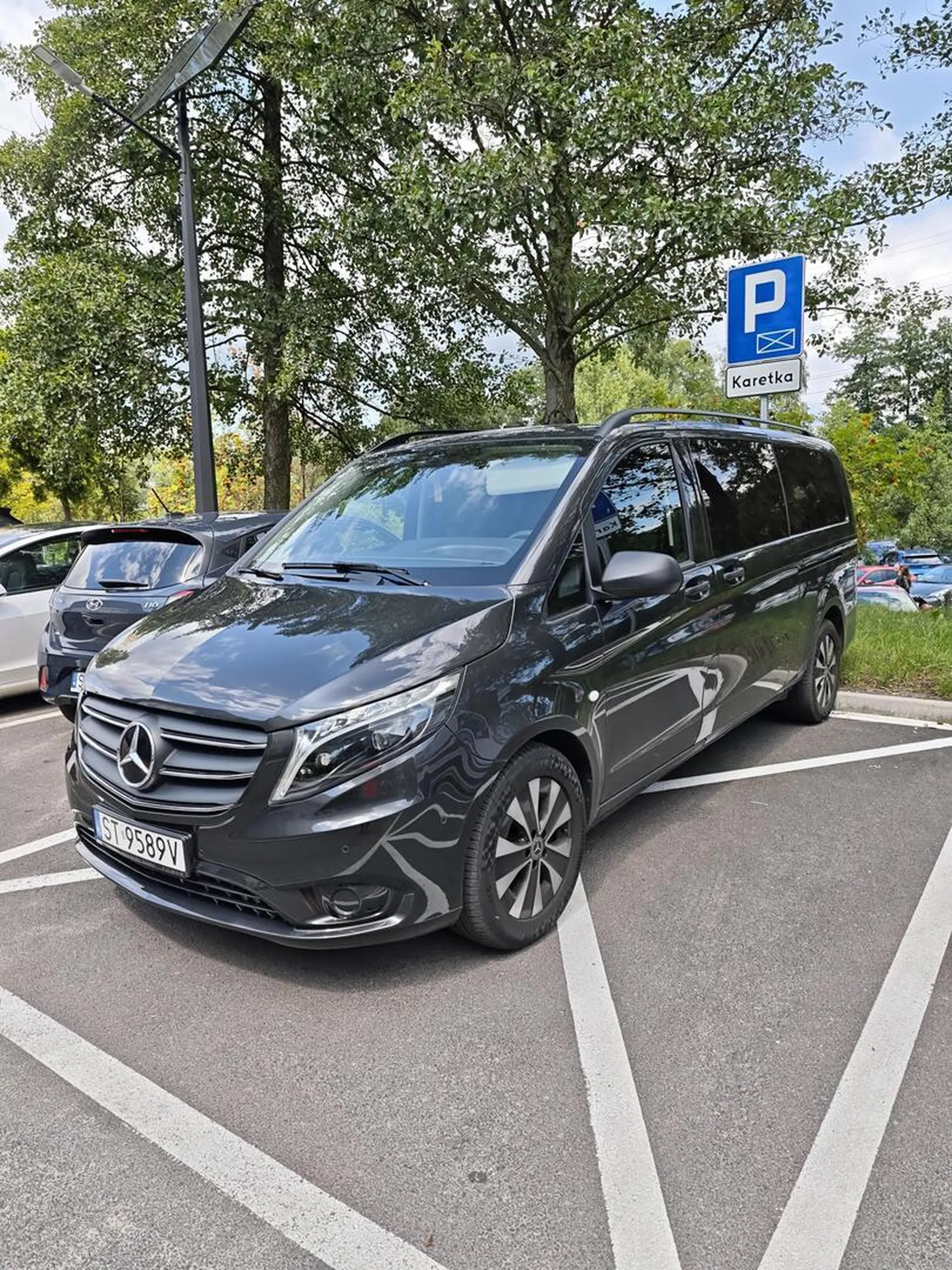 Szanowny jegomość za nic ma znaki ze miejsce jest dla karetek,no cóż auto jak karawan to sie mu pomyliło albo tak gorąco ma w aucie że padło mu na łeb.