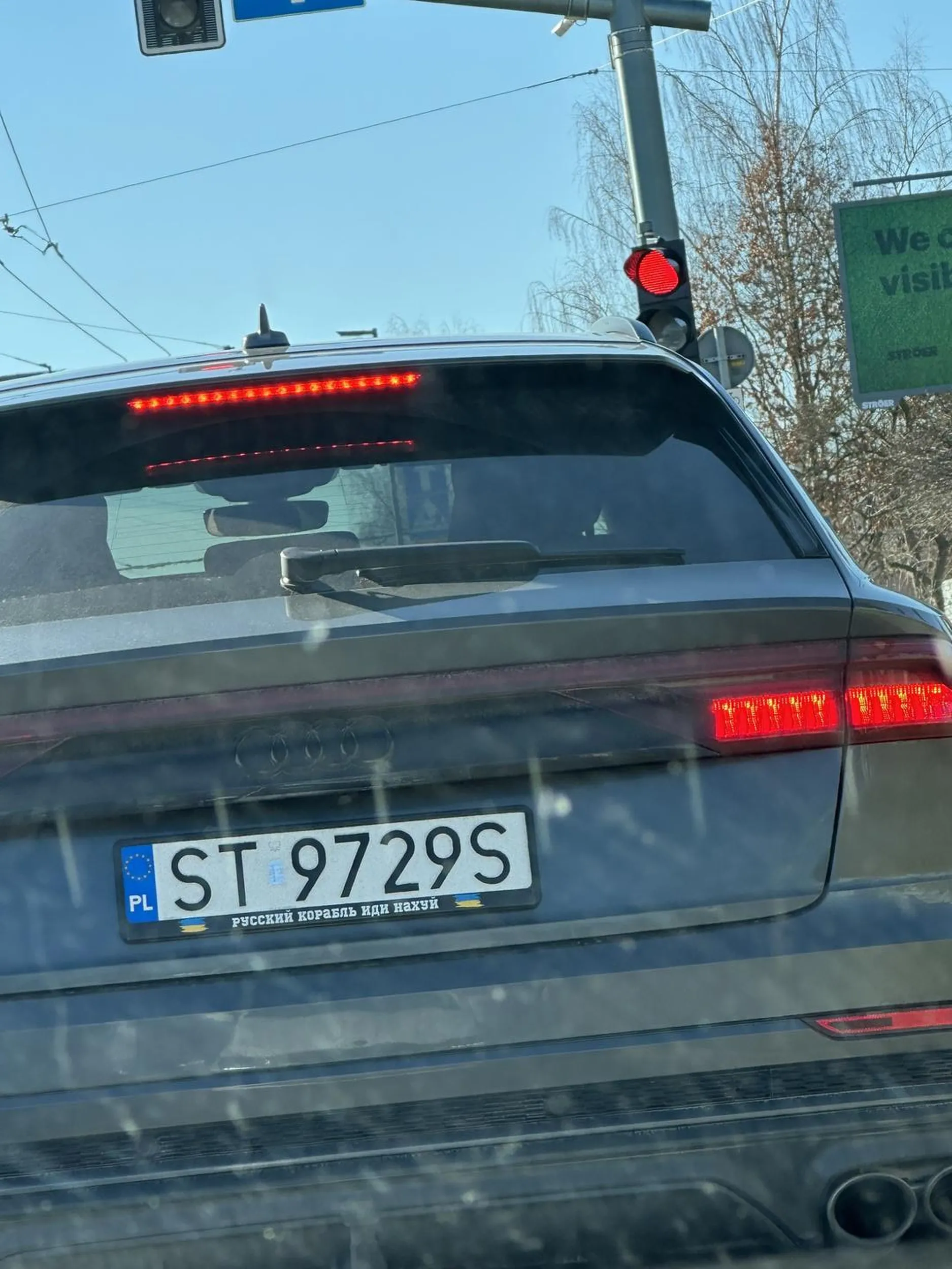 Ukrańska k***a, mysli ze ma audice i jest kimś, popierdala ze 140 na 70 w Tychach, na zjeździe skręcał z lewego pasa i wymusza pierwszeństwo