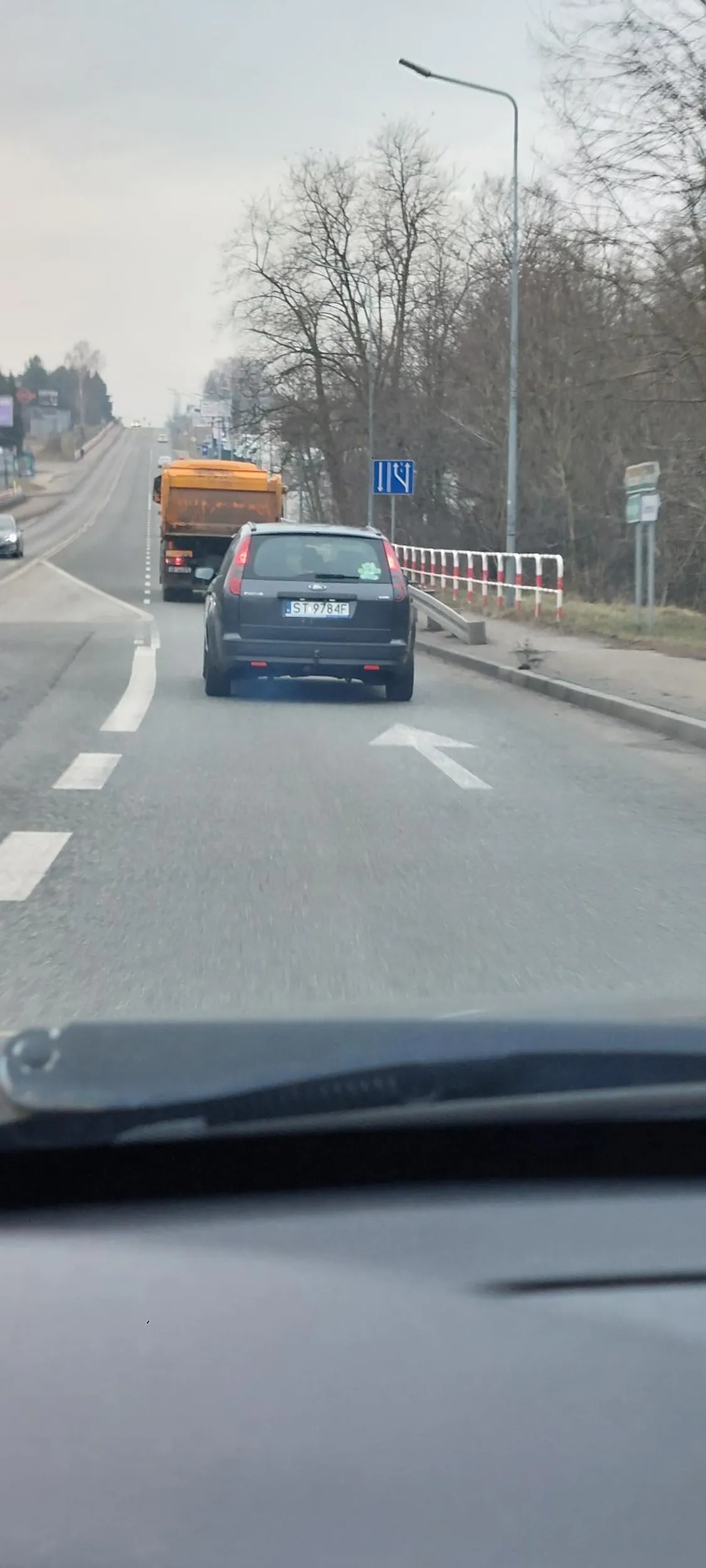 Smierdziuchu zrób coś z tym złomem bo nie da się za tobą jechać albo wtryski albo ci upg zbliża się nieubłaganie obyś jak najprędzej zezłomował biedaku tego złoma