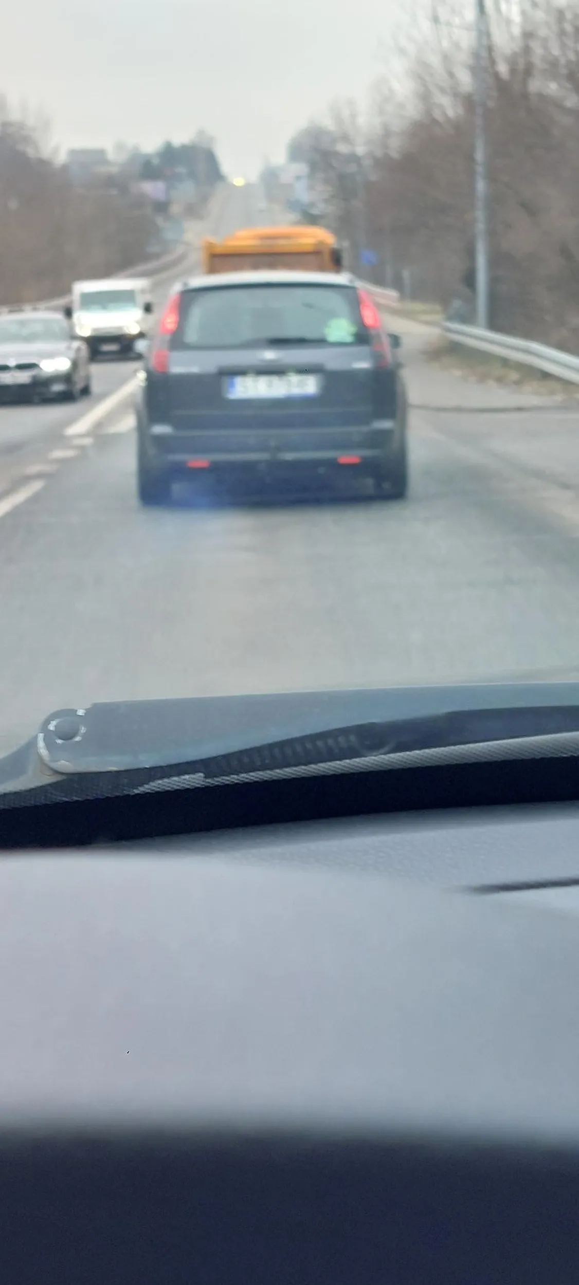 Smierdziuchu zrób coś z tym złomem bo nie da się za tobą jechać albo wtryski albo ci upg zbliża się nieubłaganie obyś jak najprędzej zezłomował biedaku tego złoma