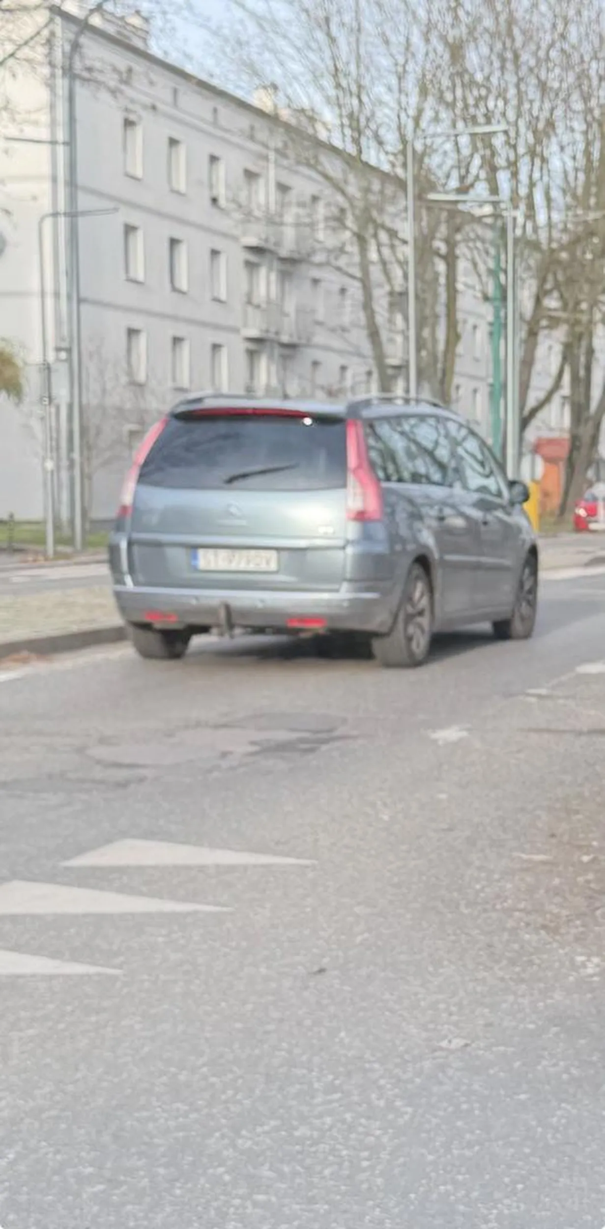 Człowiek starszej daty niestabilny psychicznie jadący Citroenem C4 Grand Picasso koloru szarego, bez powodu zajeżdza drogę, macha łapami (wraz z obraźliwymi gestykulacjami) bez żadnego logicznego uzasadnienia - czekałem cierpliwie na "ustąp pierwszeństwa" żeby móc się włączyć do ruchu. Być może był pod wpływem alkoholu - gestykulacje by na to wskazywały . Radzę uważać na typa bo na drogach jest po prostu niebezpieczny. Ale jedno temu psychopacie zawdzięczam - dojrzałem do zakupu wideorejestratorów do auta :).