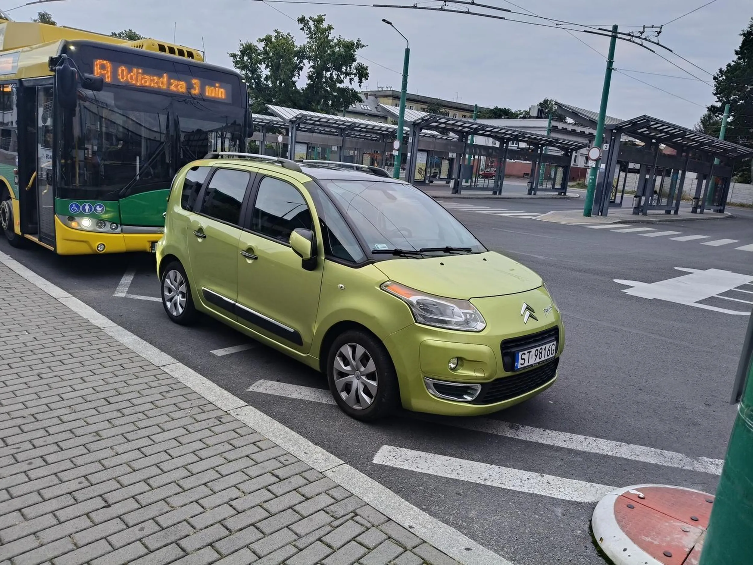 Inteligentny inaczej sobie parking na przystanku zrobił. Brawo