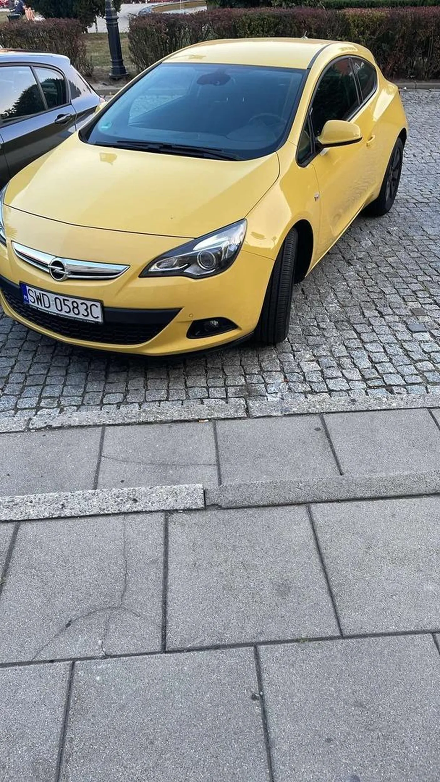 Kierowca sieje lewacką propagandę za pomocą zestawu stereo i wyzywa przechodniów