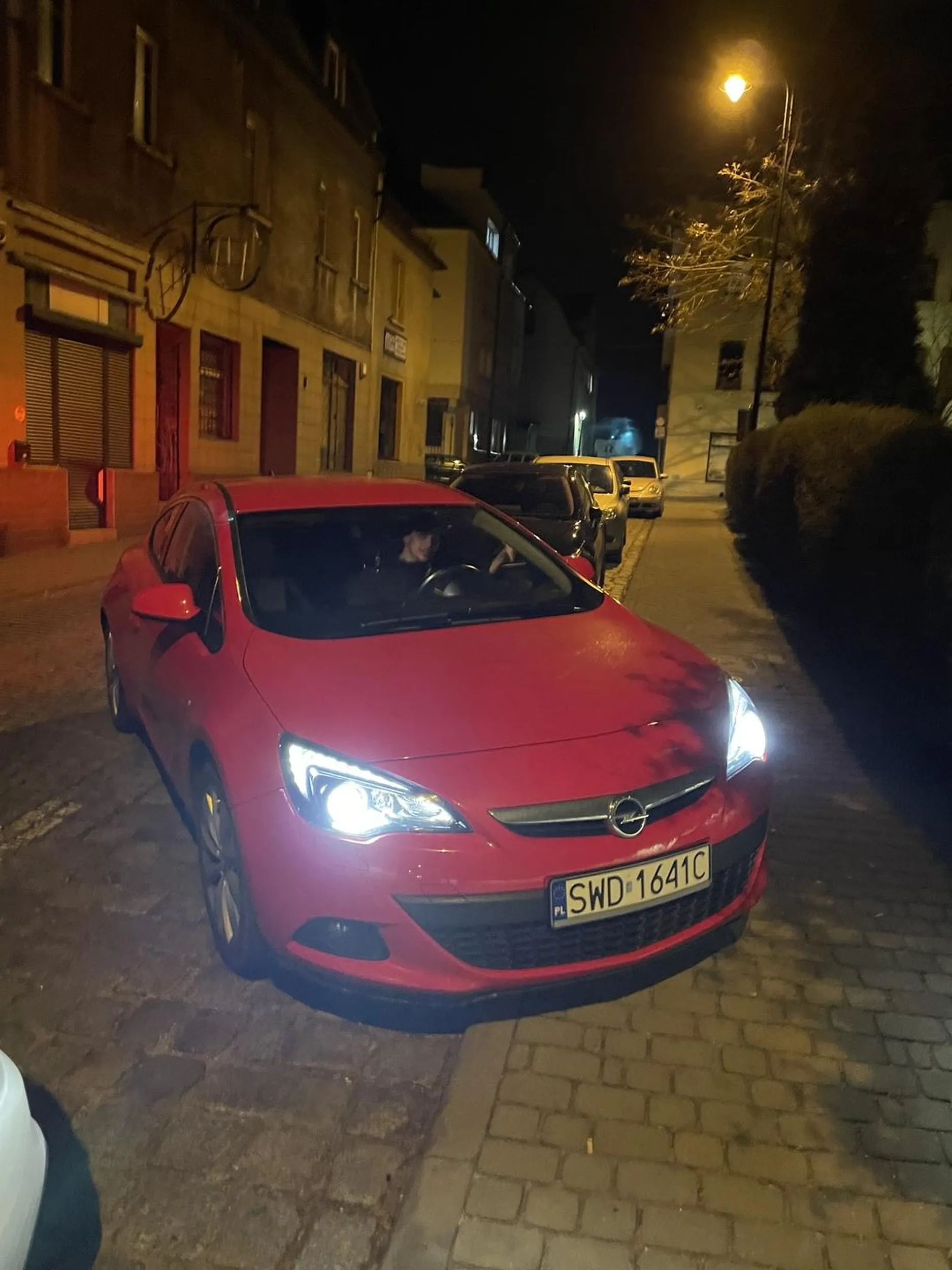 Miły chłopiec kieruje samochodem bardzo przystojny, z minusów to krzyczy i trąbi na pociągi