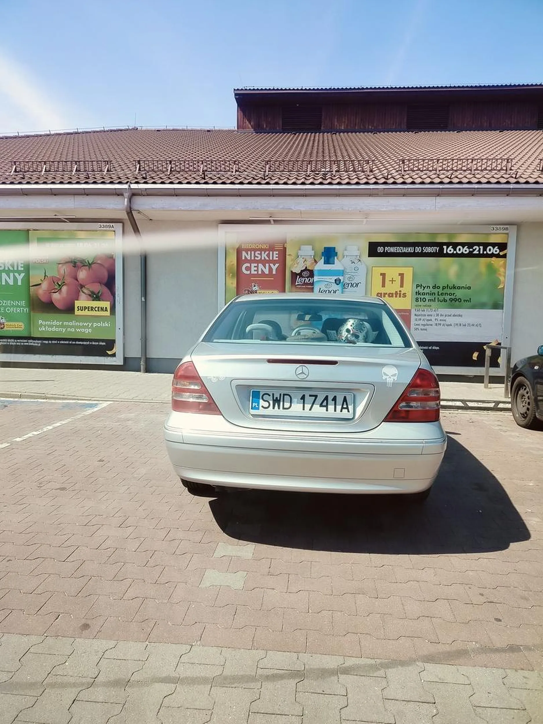 Powinien stanąć na miejscu dla niepełnosprawnych, jak nie widzi linii  do parkowania?