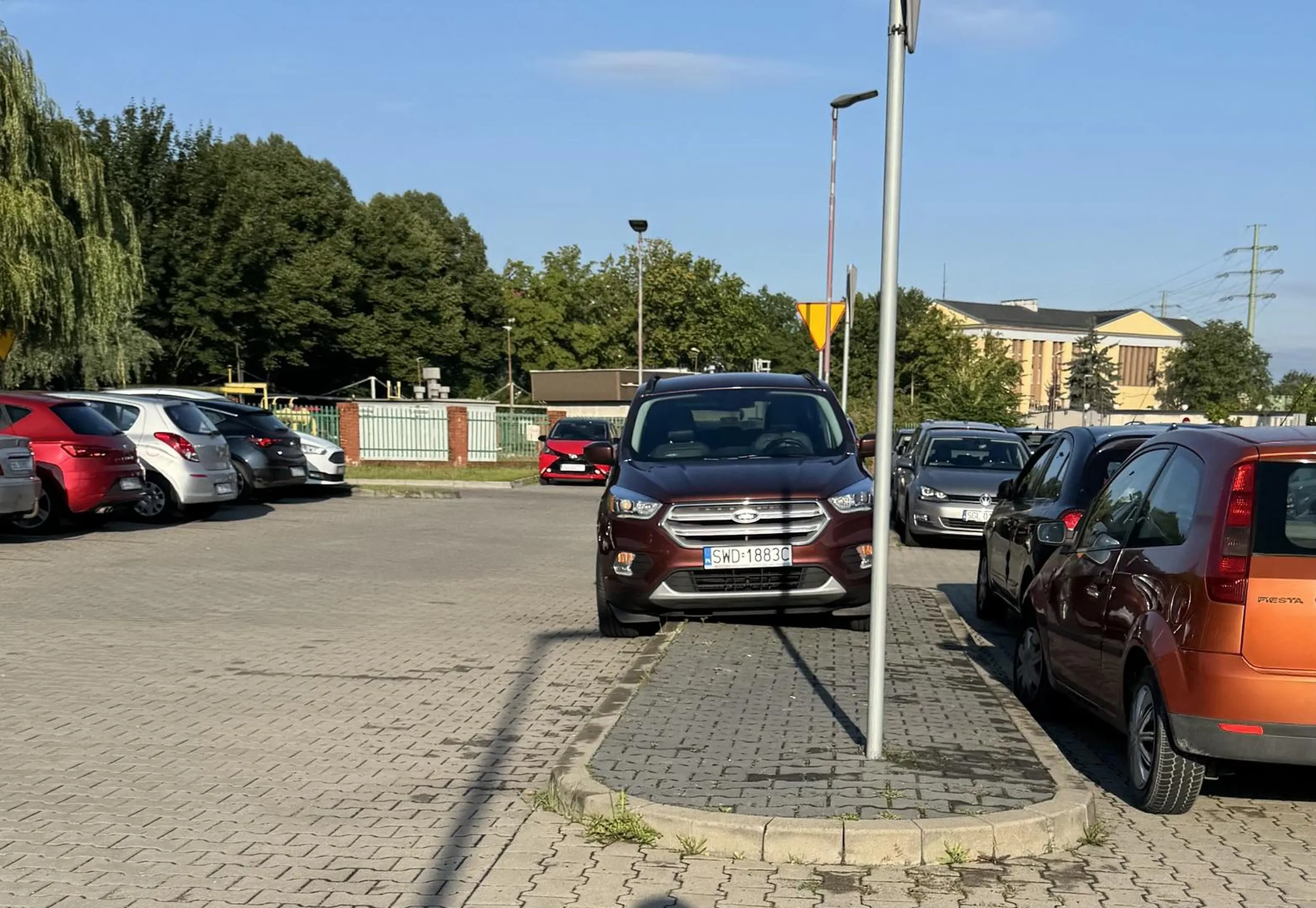 Nie potrafisz parkować, pełno miejsca na parkingu piętrowym.