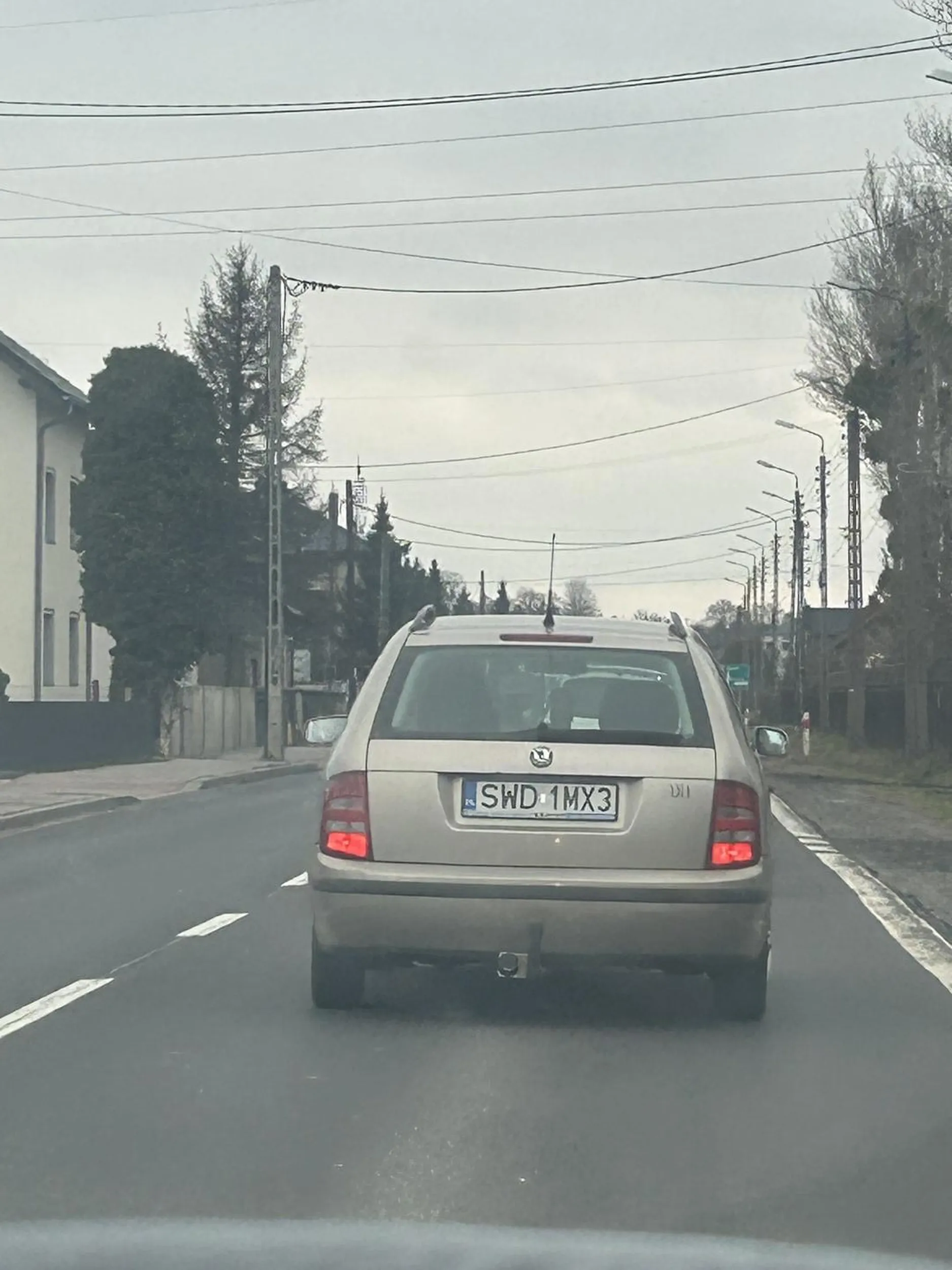 Przez tego idiote prawie miałam wypadek uważajcie na niego jeździ nie odpowiedzialnie