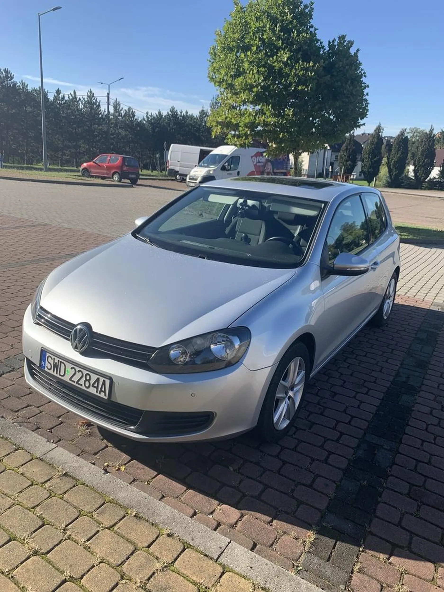 Podjechał na miejsce parkingowe po czym wysiadł napluł na bmw i odszedł