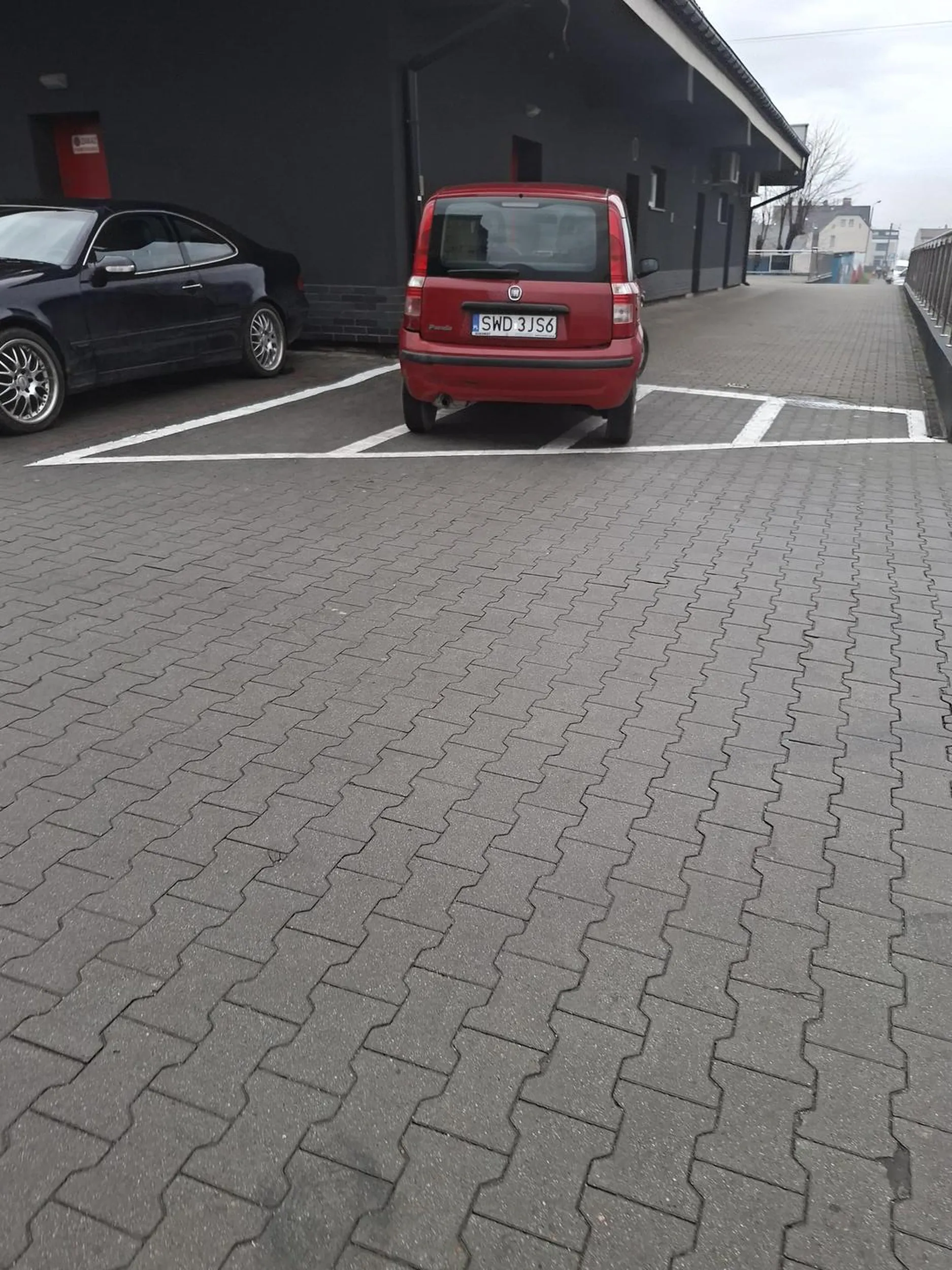 Dramat starszy Pan który parkuje gdzie nie wolno, często zastawia innych. Strach iść jeżeli on jedzie nie patrzy na nic tylko jedzie. Notorycznie łamie przepisy.