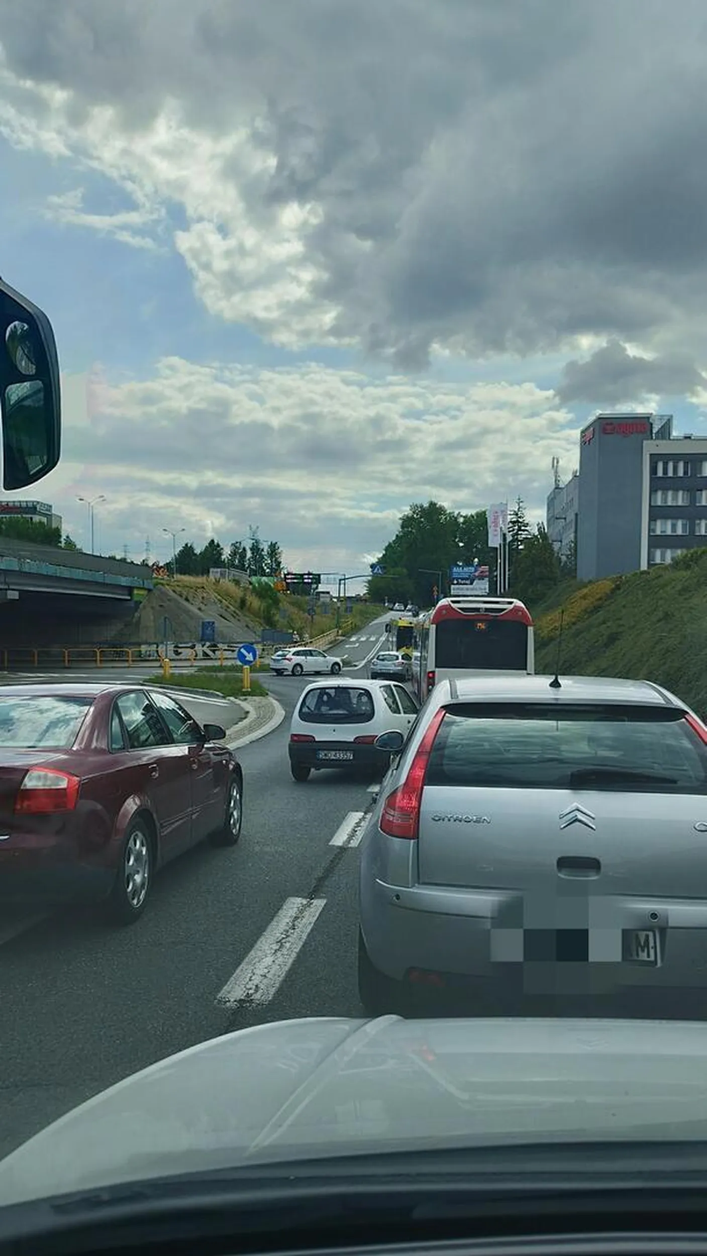 Menda wpieprza się przez linię ciągłą, gdy inni grzecznie czekają