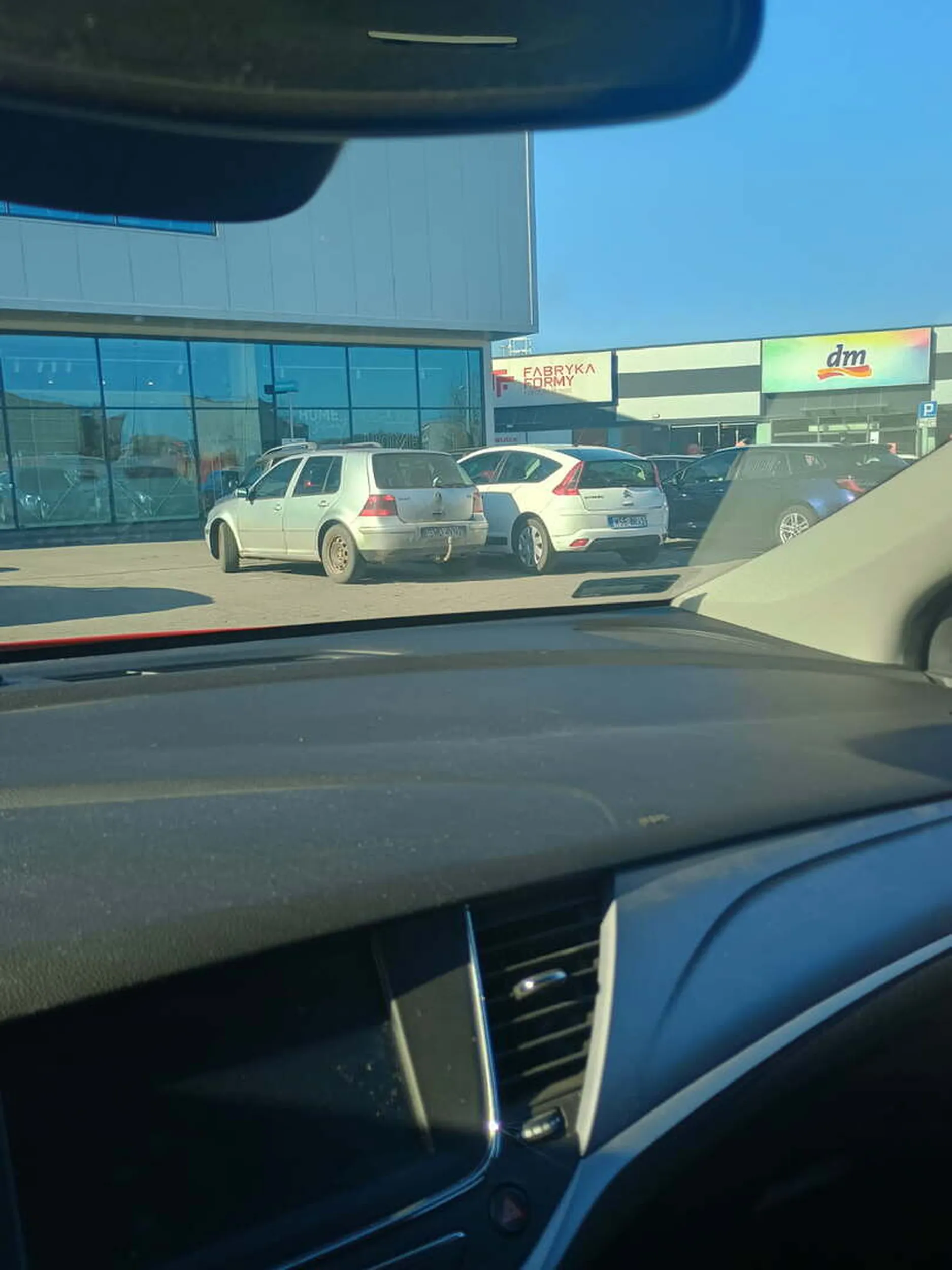 Super parkowanie (sorry za zdjęcie z auta)