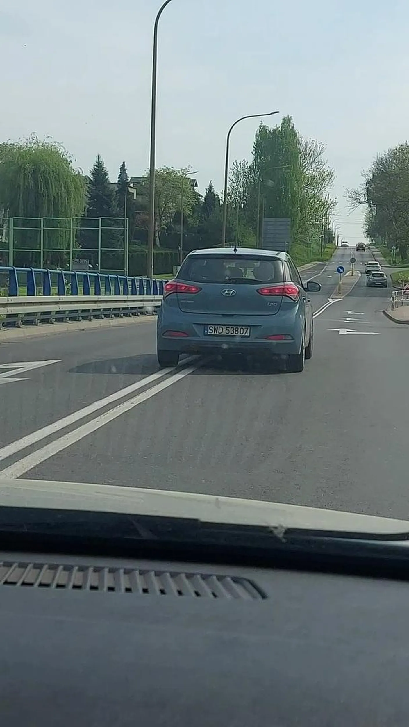 Kierowca stwarza zagrożenie na drodze! Wielokrotnie jechał zygzakiem, zjeżdżał na przeciwległy pas ruchu, strasząc kierowców z naprzeciwka. Kretyn!