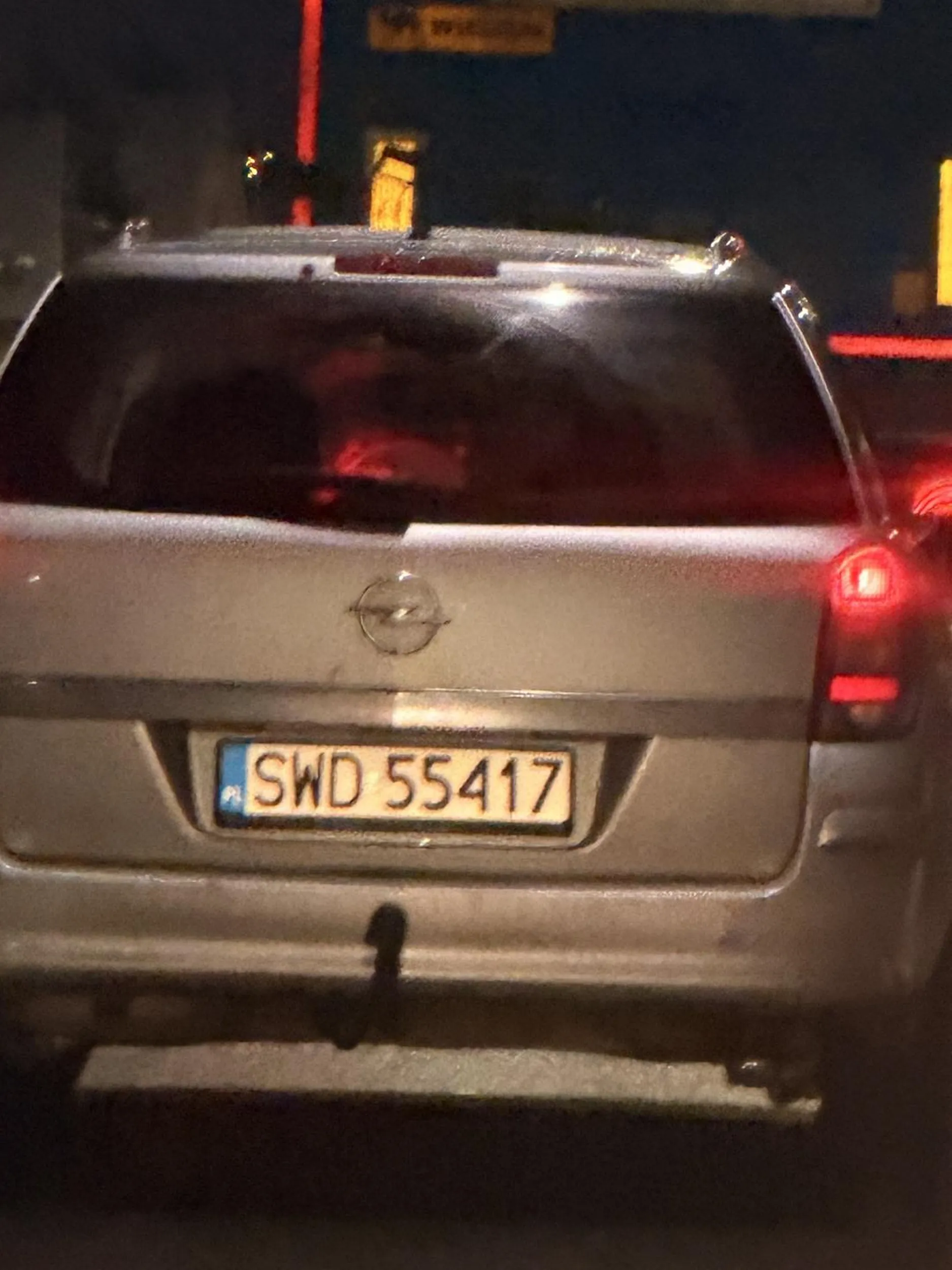 Wpycha się na lewy przed baware która zaczęła wyprzedzać zanim ten “kierowca” się namyślił po czym zaczyna hamować poniewaz pojawiło się trochę śniegu na drodze, co skutkowało jego bardzo nieudana próba wyprzedzenia i moim wleczeniem się za nim od Raciborza do Rydultow. Gratuluję “kierowcy” umiejętności. Ale na przyszłość trzymaj się prawego pasa albo kup rower.