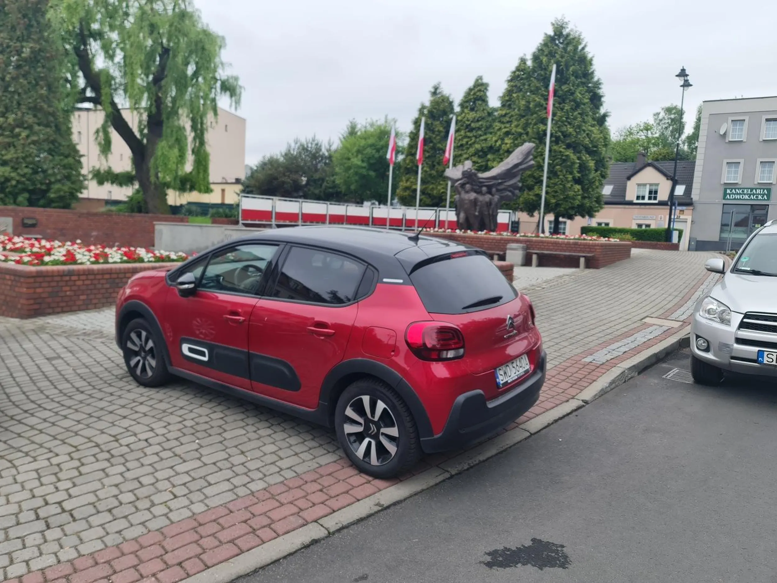 Parkowanie na środku chodnika. Komentarz zbędny.