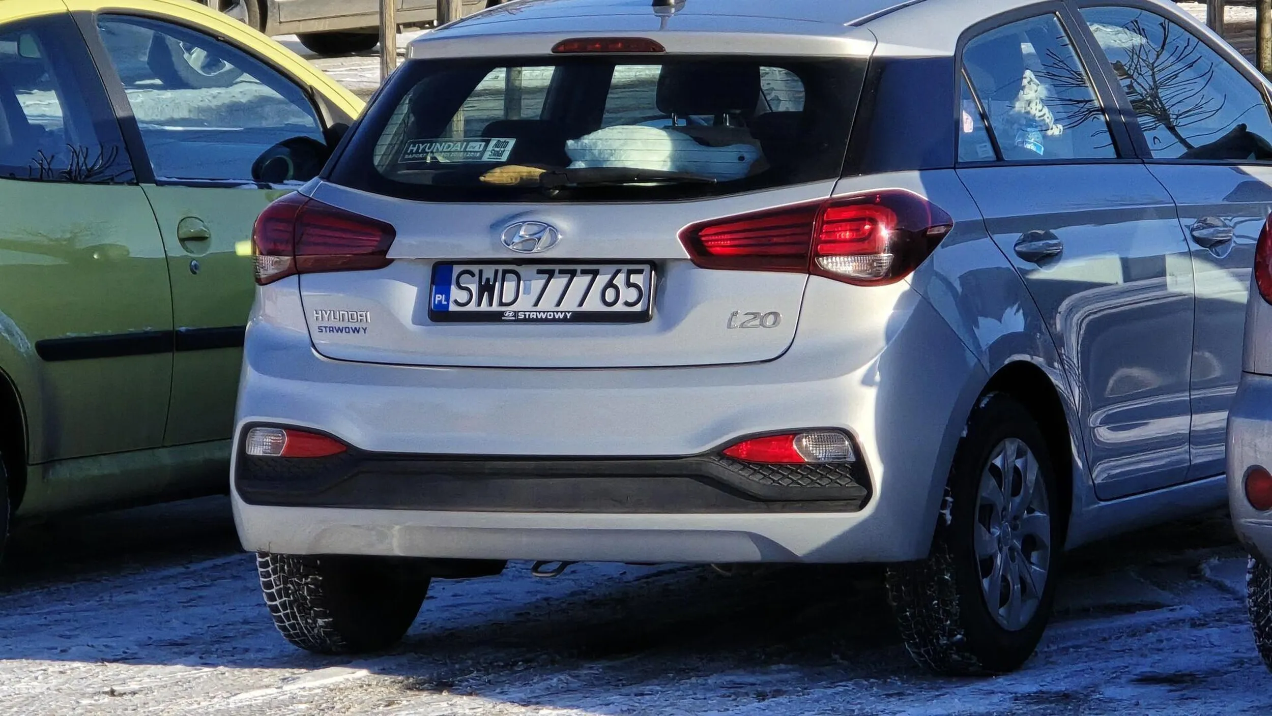 Gość bezczelny, bez kultury osobistej od samego początku wymachiwał rękami że on tam parkuje. Bez migacza, wcisnął się przede mnie jakby to było jego prywatne stanowisko. I jeszcze pretensje jak można mu zwracać uwagę... Bezczelność arogancja i chamstwo!!!!