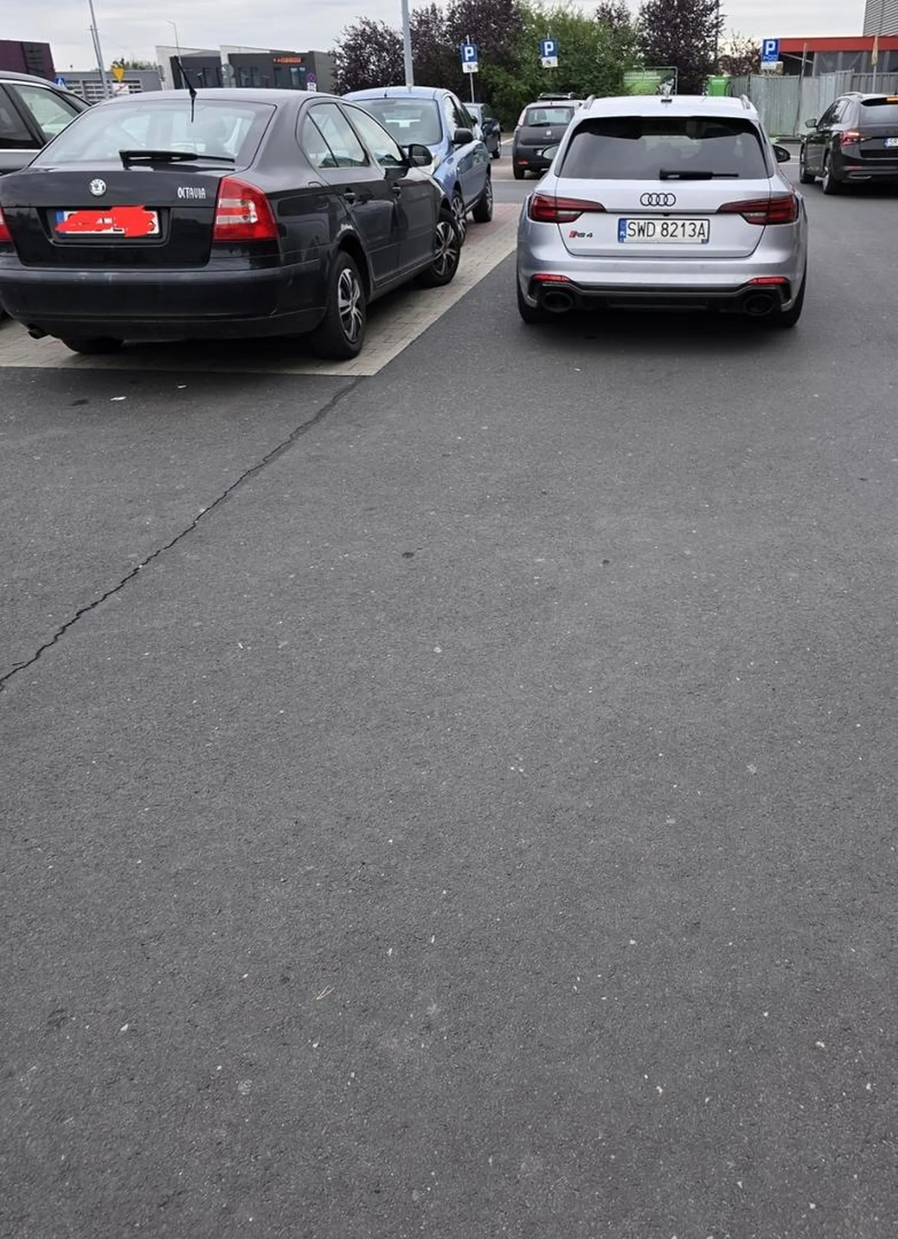 Może się bardzo spieszył? Trudno powiedzieć. Pod Kauflandem w Rydultowach 27.09