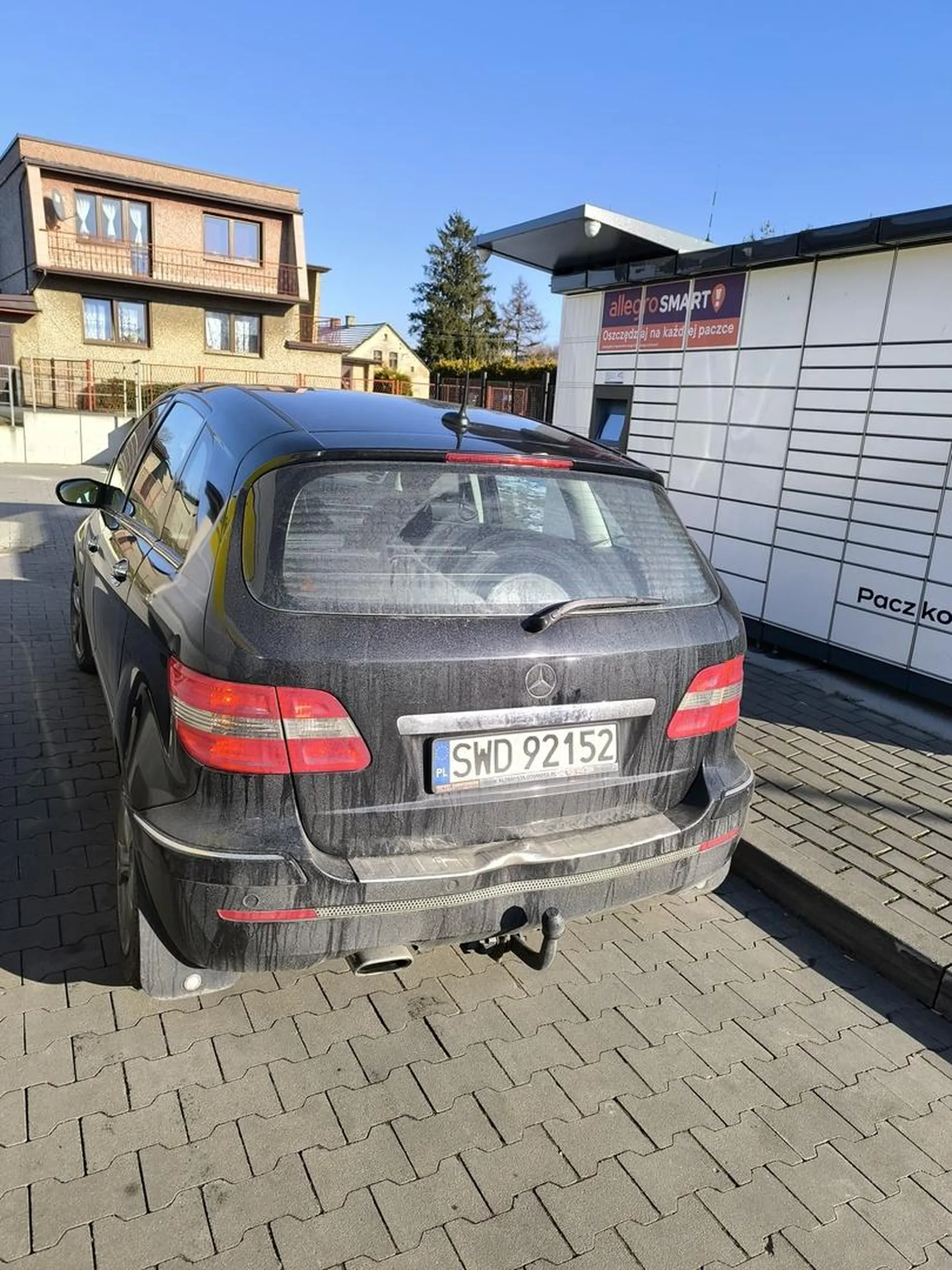 Nie pozdrawiam kierowcy tego samochodu który stanął na środku wjazdu do sklepu i poszedł sobie na zakupy blokując paczkomat a także wjazd dostawcą do sklepu. Nie pozdrawiam kierowca ciężarówki który nie umiał wykręcić z dostawą