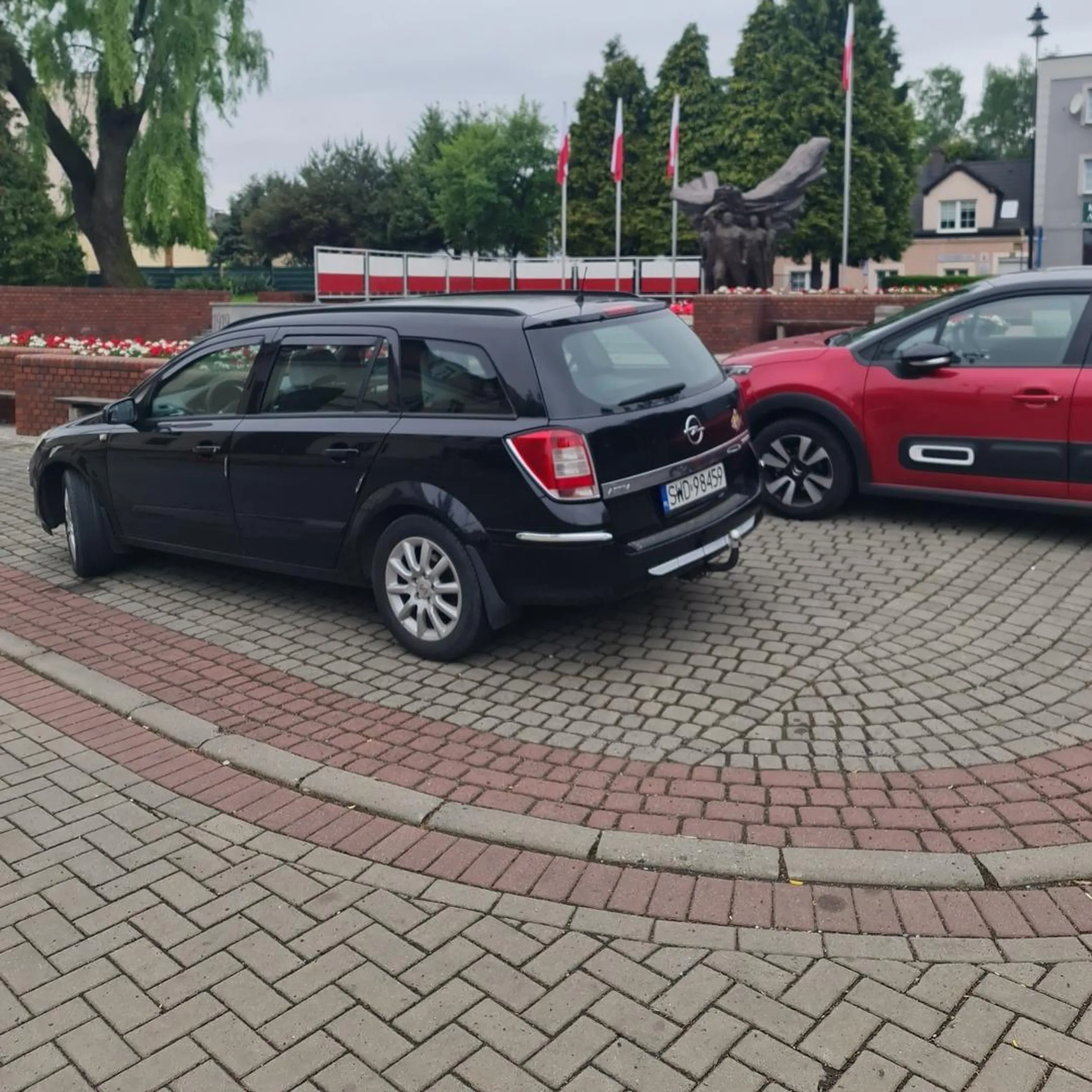 Parkowanie na środku chodnika...