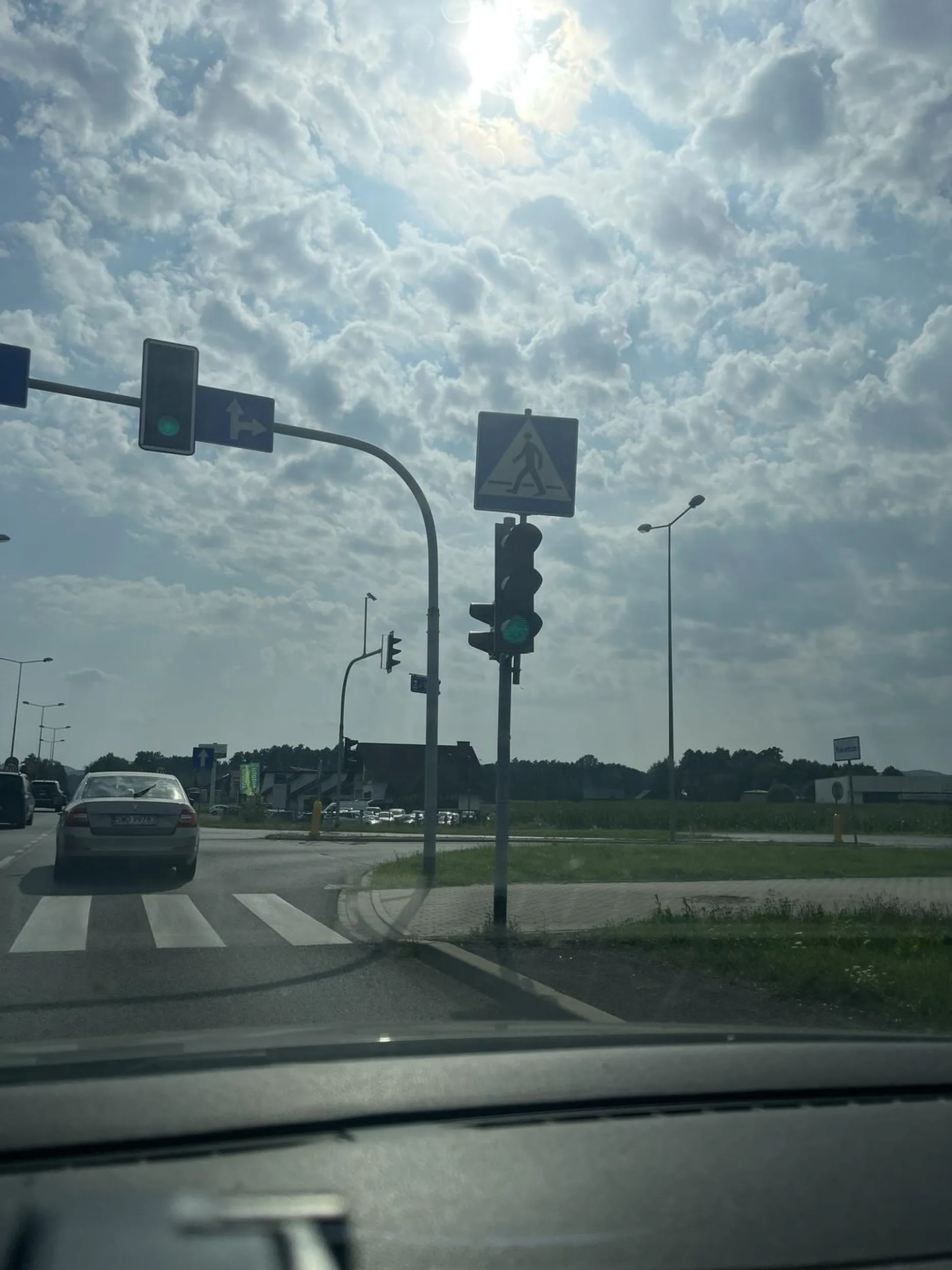 Najpierw mnie przepuszcza gdy byłam na pasie rozbiegowym, po czym nagle przyśpiesza tak że prawie w siebie uderzyliśmy…