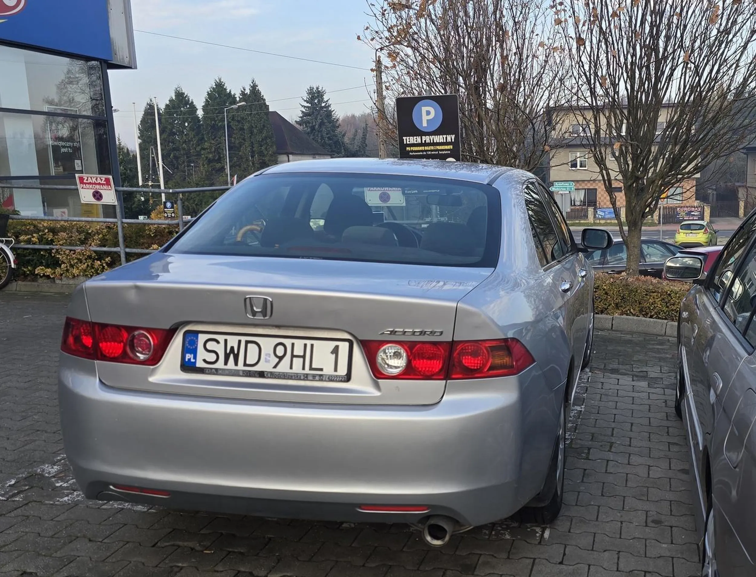 Kierowca parkuje jak chce, na pytanie jak mam wejść teraz z dzieckiem do samochodu nie obijając aut spojrzał na mnie i parsknął śmiechem...