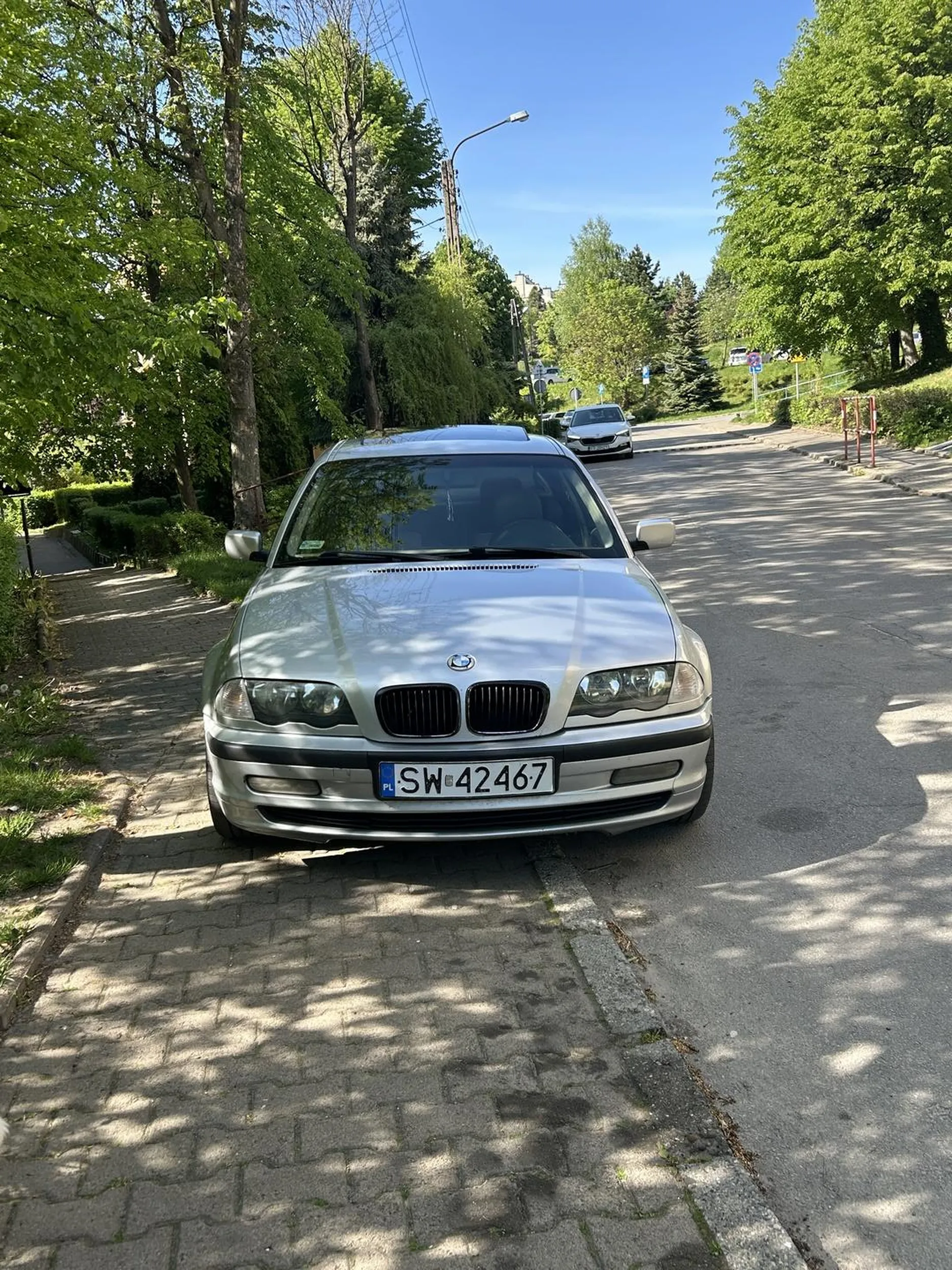 Ja rozumiem, że gówniarz, że BMW, ale na litość boską! W okolicy w której stoi zaparkowane auto NA CHODNIKU w obrębie 100-150m jest KILKA parkingów! Jak nie umiesz prowadzić i zaparkować auta boś pipa, to poproś mamę, albo jakąś koleżankę, to ci to auto zaparkuje tam, gdzie powinno być a nie zajmujesz cały chodnik swoim gruzem! Wstyd.