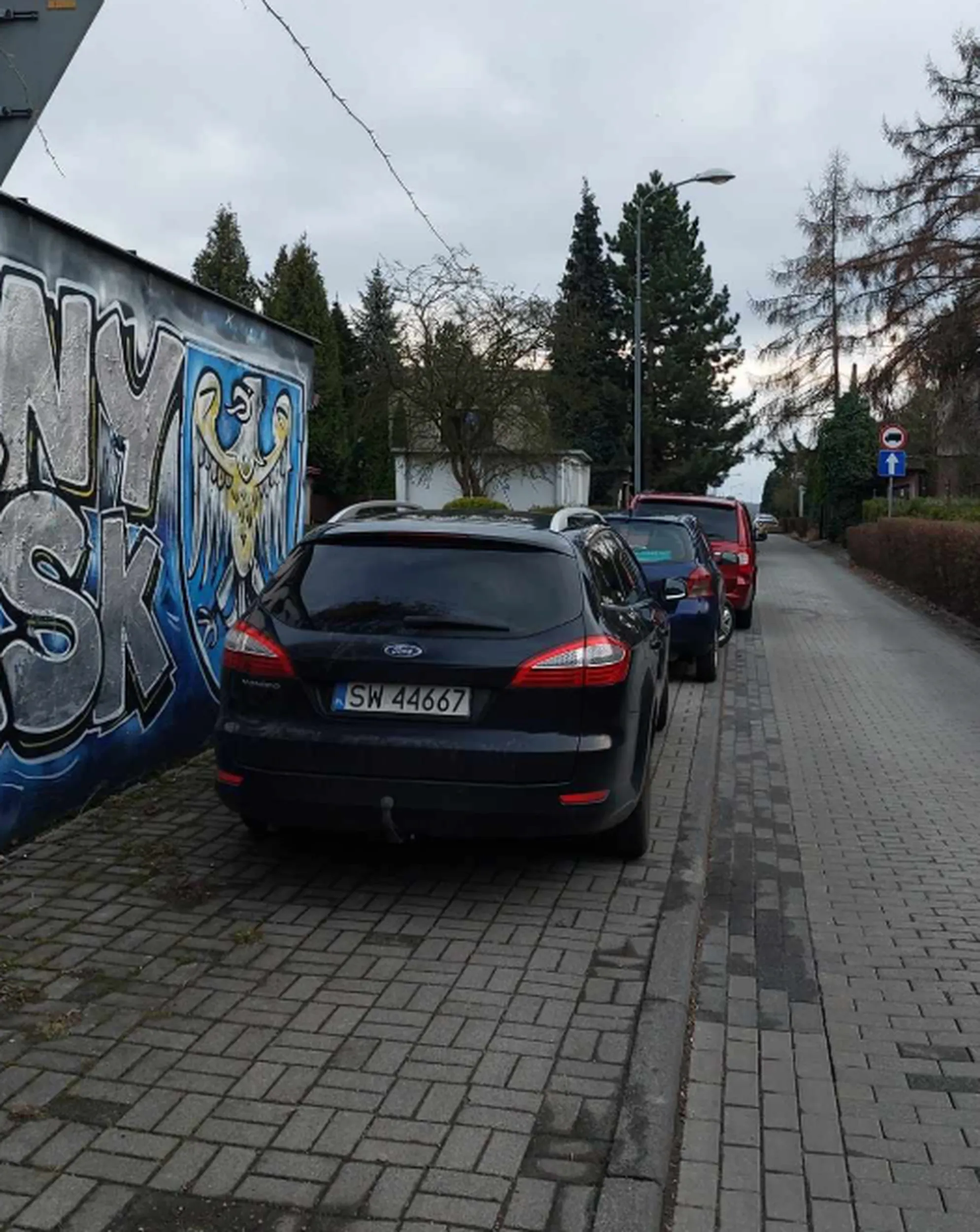 Bezmyślne parkowanie na środku chodnika