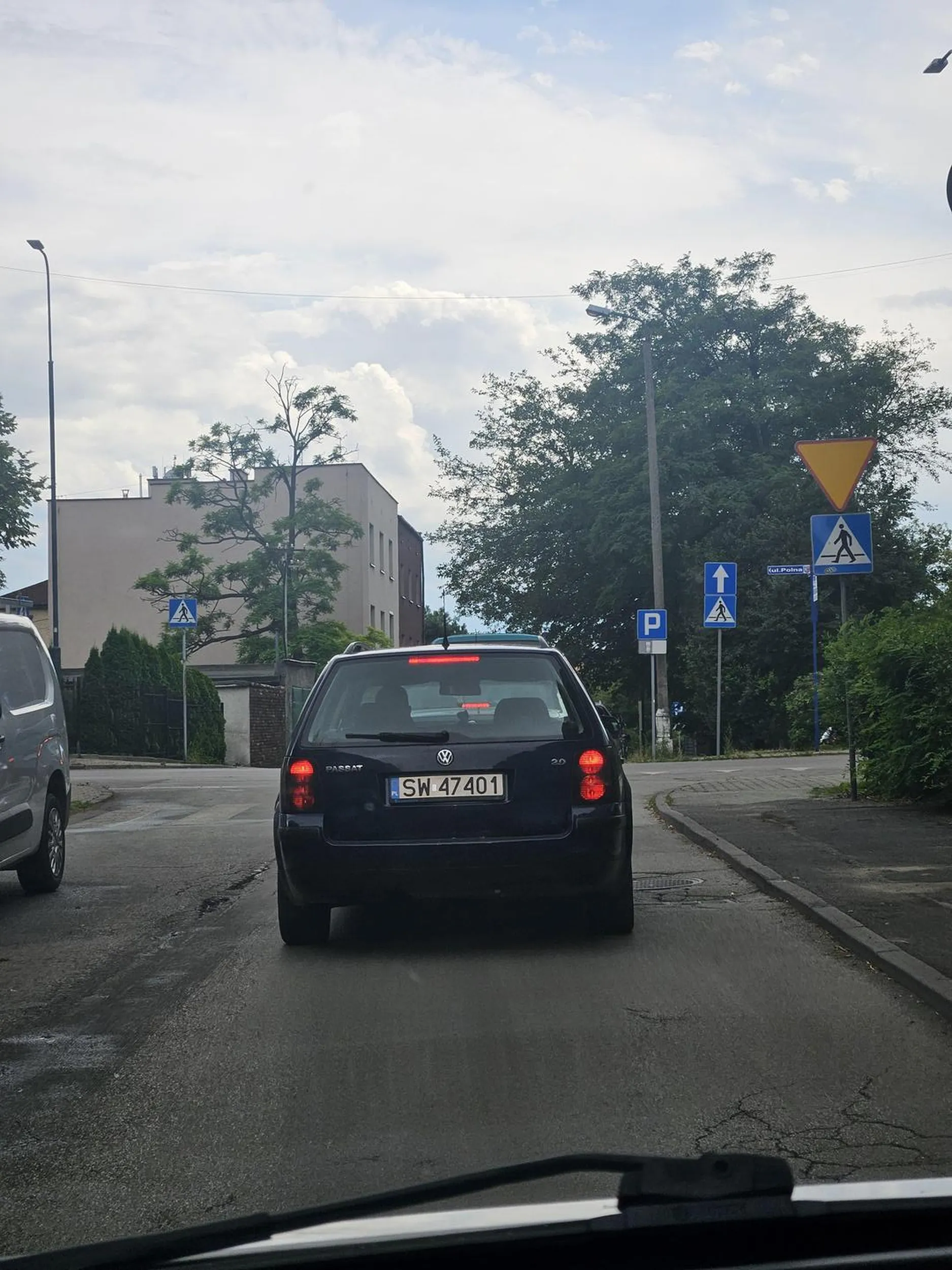 Kierowcy cały czas sie spieszy i stwarza niebezpieczne sytuację na drodze, wyprzedza na 3-ciego . UWAŻAJCIE!