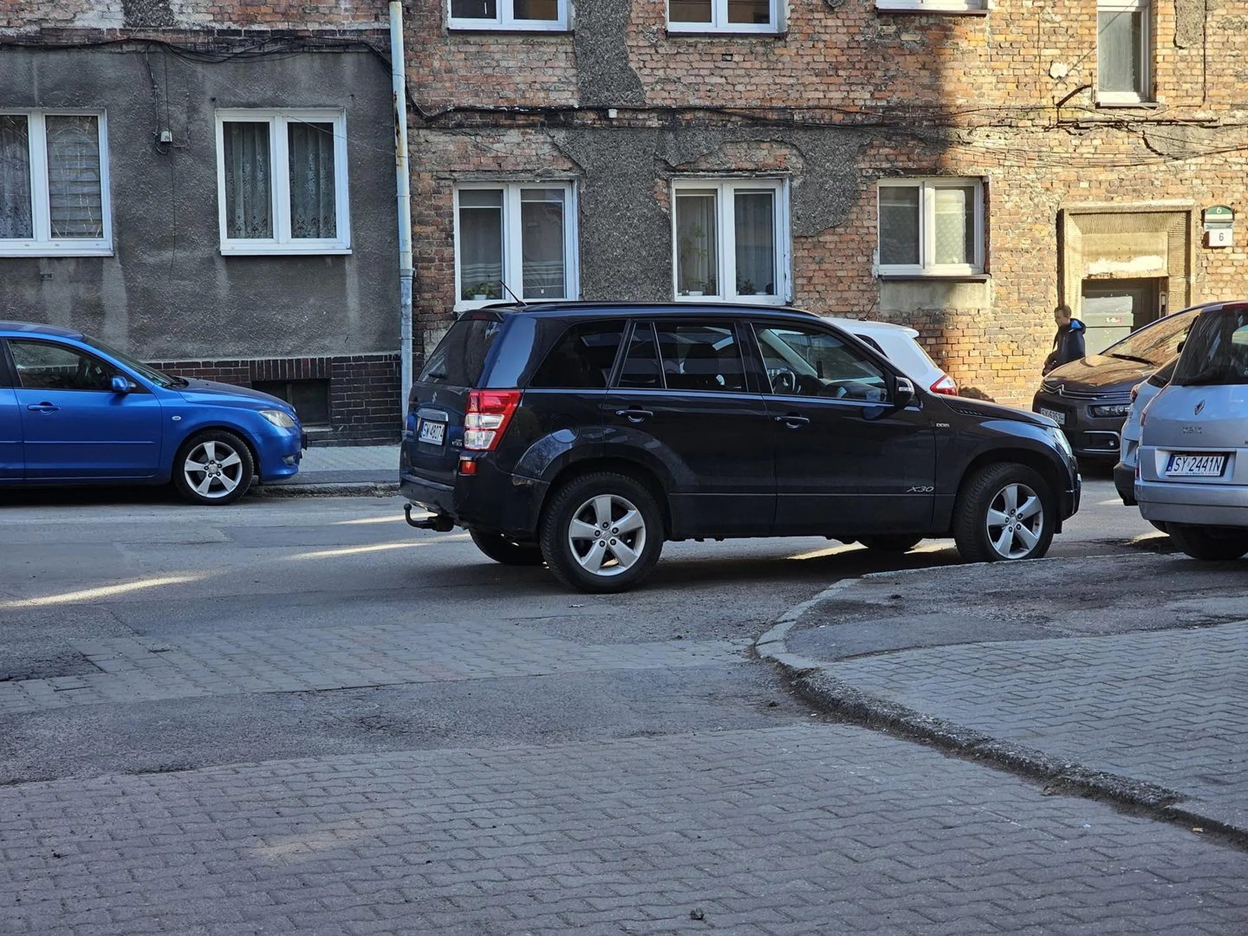 naucza się pi*zdo parkować, bo następnym razem do domu wracać będziesz busem lub tramwajem....