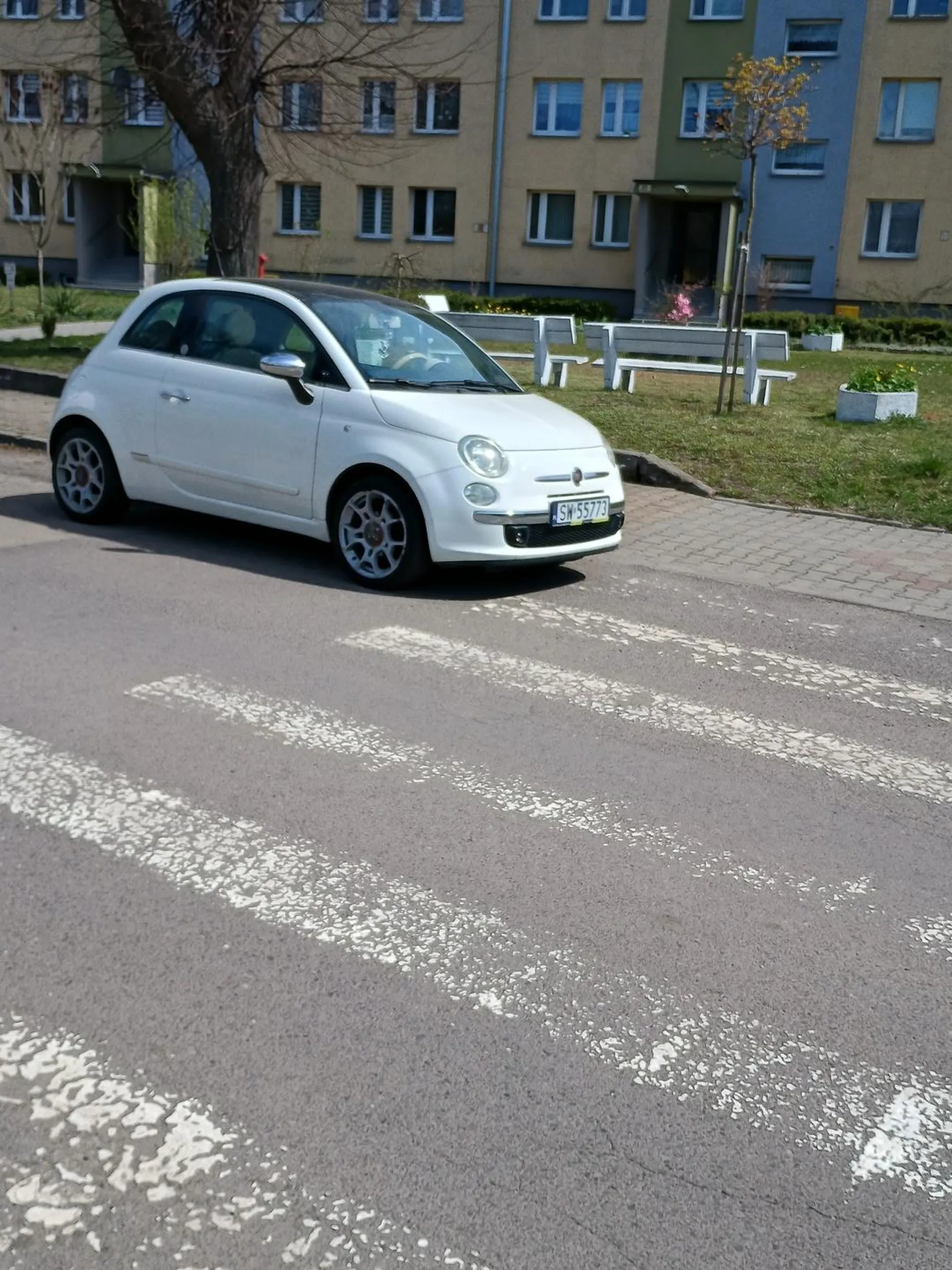 To jest parkowanie w odległości 10 metrów od przejścia dla pieszych.Nic tylko brać przykład .