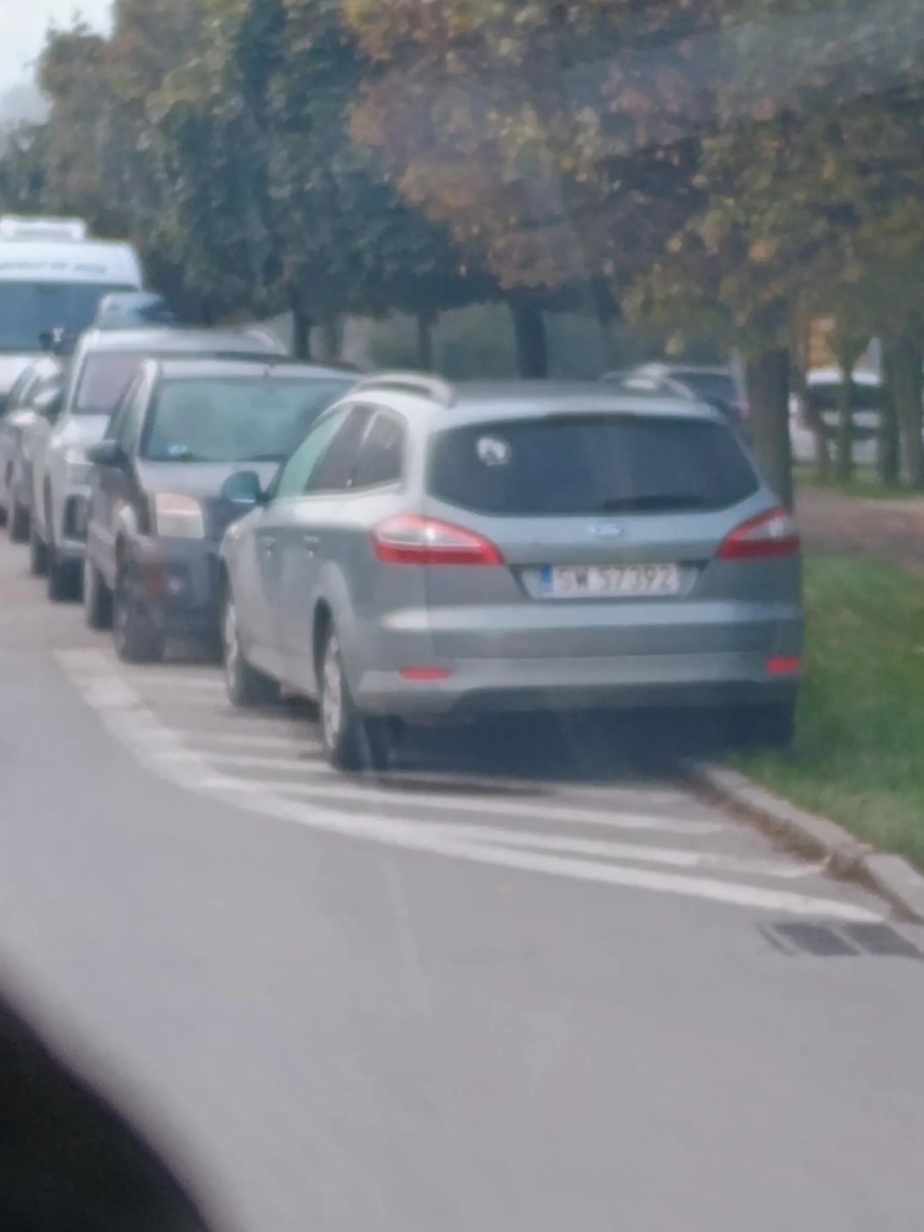 I kolejny matoł,widać gdzie zaparkował.Utrudnia widoczność podczas wyjazdu z bocznej ulicy .