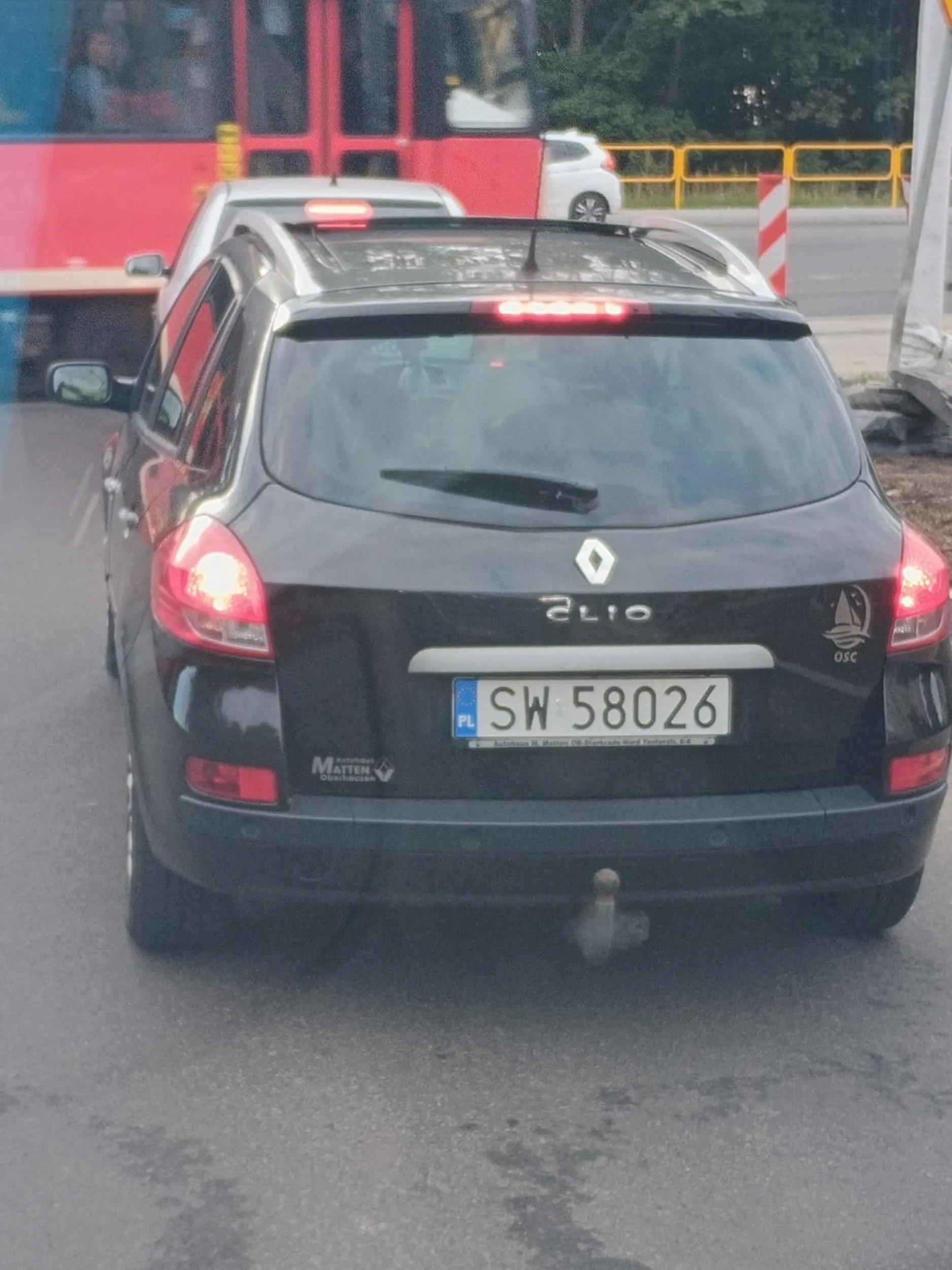 Kobieta za kierownicą tego auta jeździ pijana chyba ,wymusza pierwszeństwo wszędzie !!!