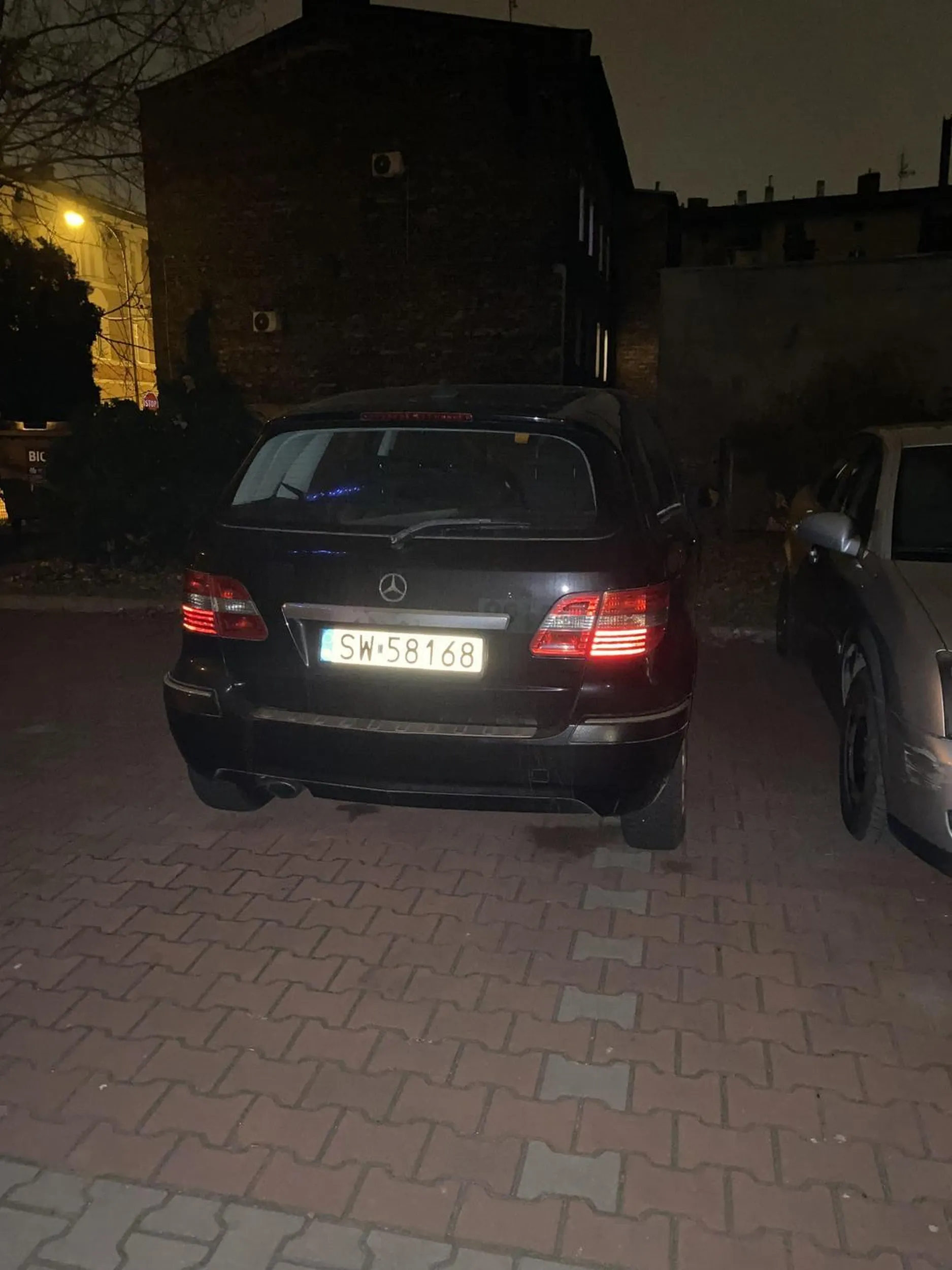 Mistrz parkowania, dwa miejsca, zero mózgu.