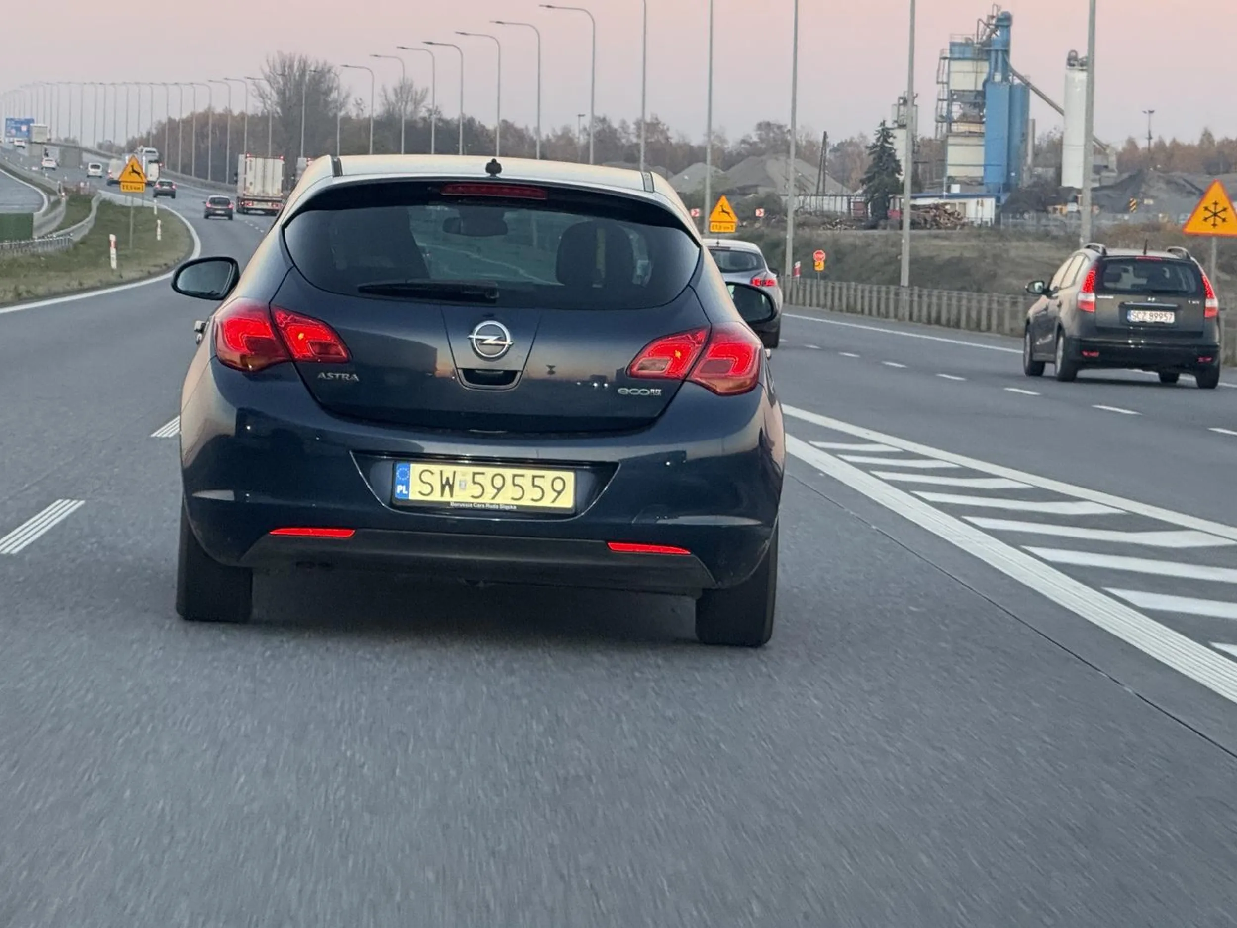 Pan, jadący lewym pasem autostrady 100km/h blokujący cały lewy pas i samochody za nim jadący ma jeszcze tupet pokazania środkowego palca . Buractwo. Skoro boisz się jeździć to jeździj rowerem chamie