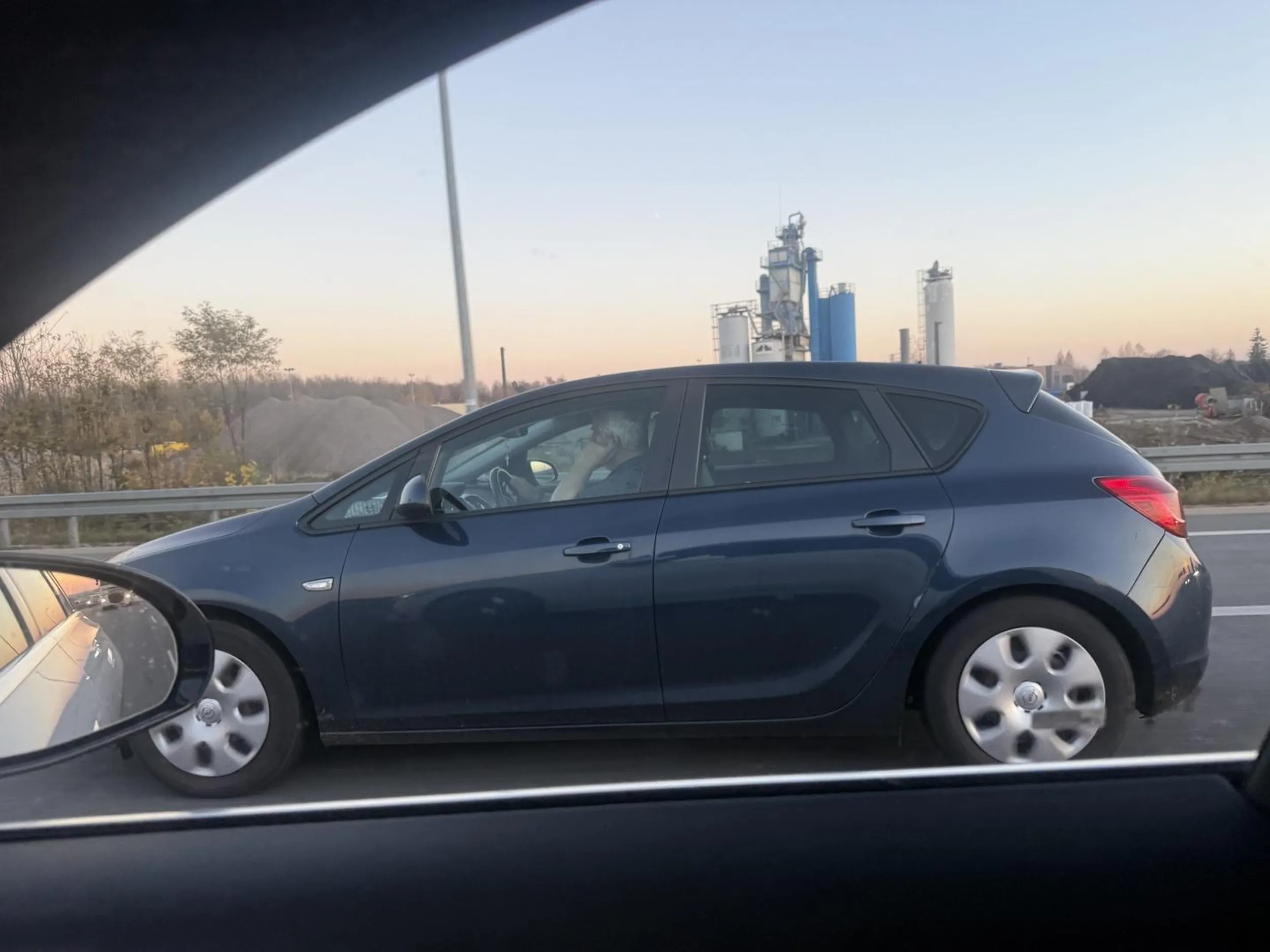 Pan, jadący lewym pasem autostrady 100km/h blokujący cały lewy pas i samochody za nim jadący ma jeszcze tupet pokazania środkowego palca . Buractwo. Skoro boisz się jeździć to jeździj rowerem chamie