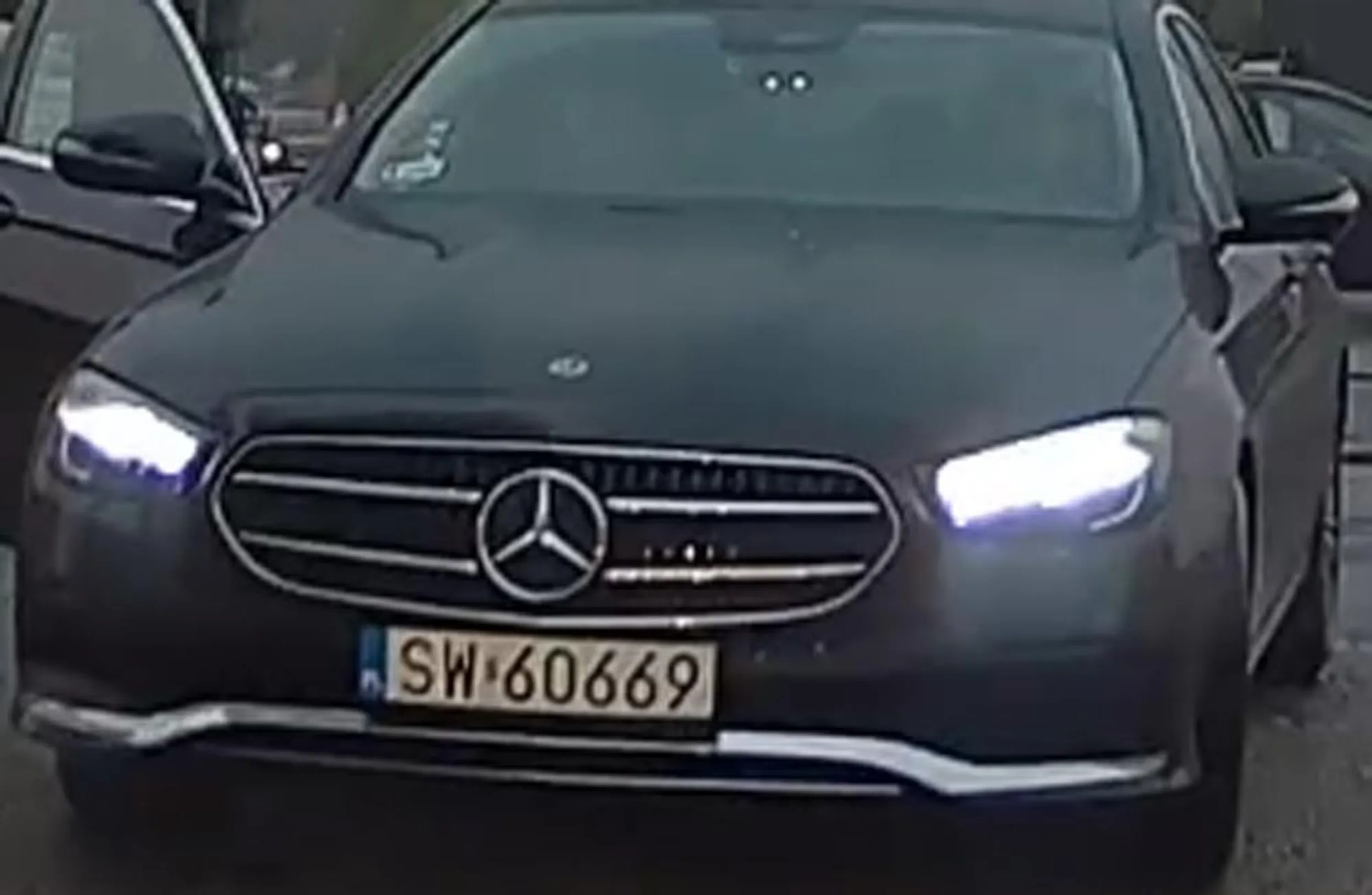 Nie parkuje się na środku parkingu, tak że nie ma przejazdu.