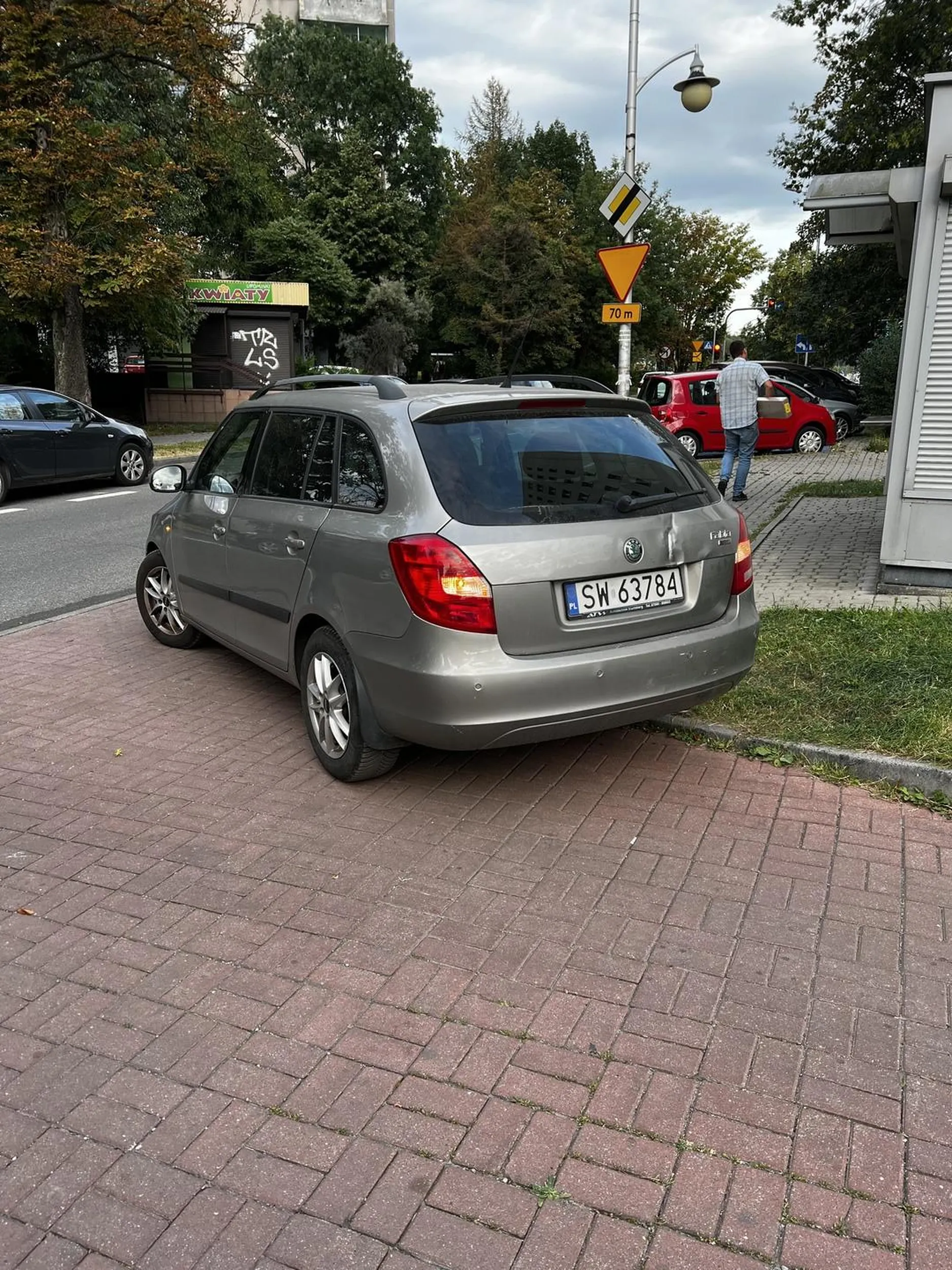 Jak cię nie stać na parking biedoto to przynajmniej nie zastawiaj chodnika przechodniom