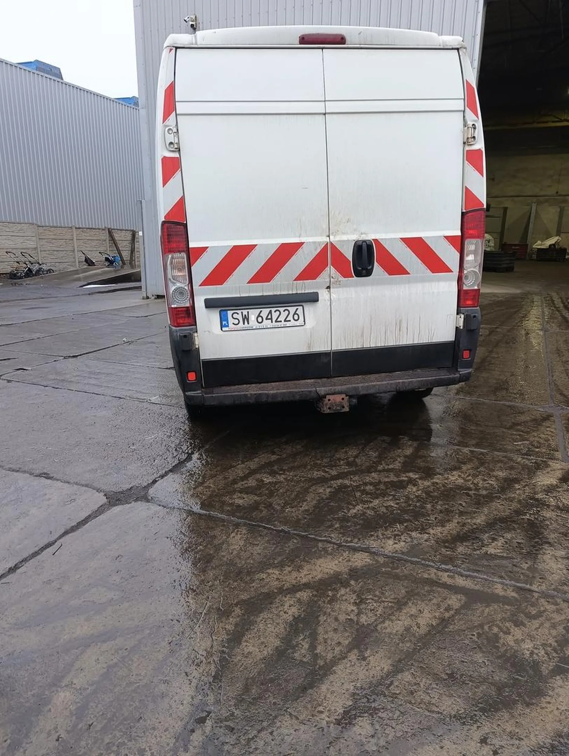 Gościu który straszy publicznie i przed kamerami zakładu odbioru złomu słowami typu cytuje czy mam Ci wykurwic. Informuje Cię drogi kierowco tego pojazdu że grozby publiczne i przy świadkach są karane, a co do parkowania mojego pojazdu to będę parkował na placu wyznaczonym taki jaki jest.