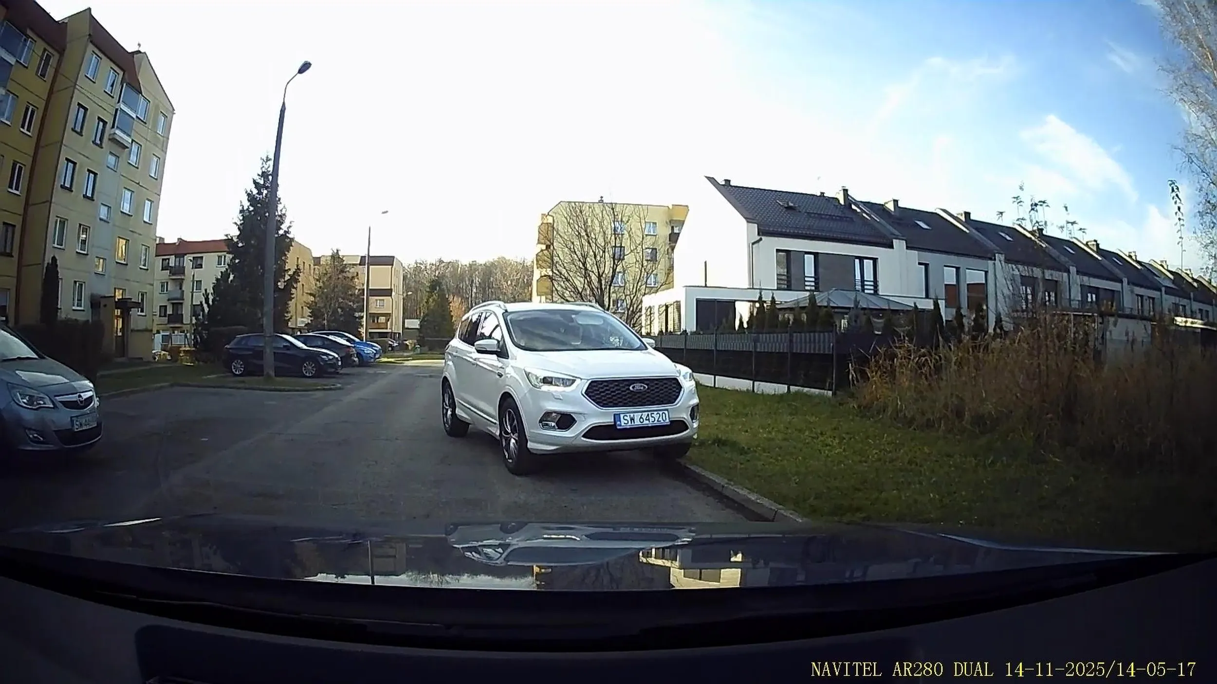 pucybut jedzie pod prąd i jeszcze trąbi na prawidłowo jadące samochody